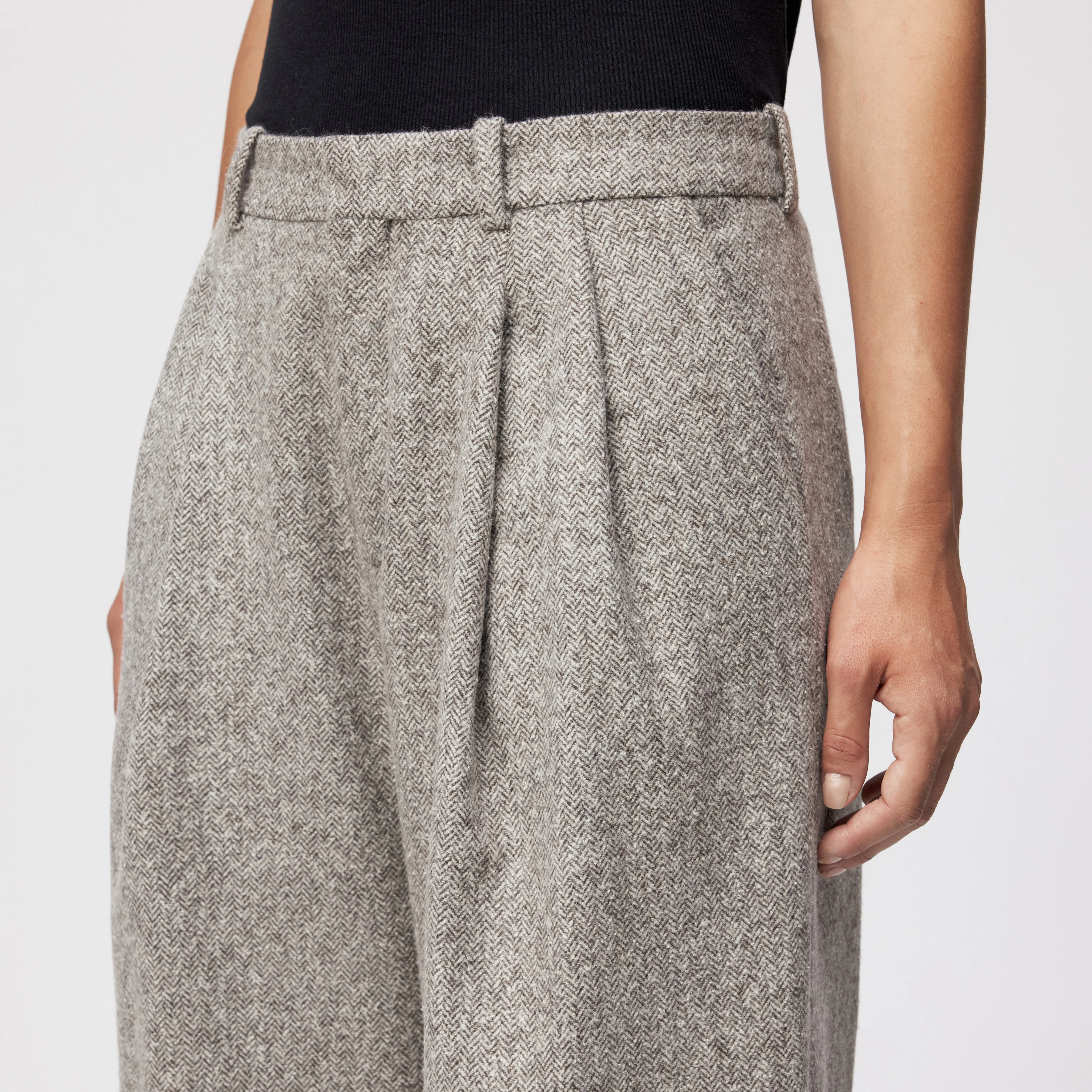 INK - Lässige Bundfaltenhose in Woll-Mix mit Struktur - Damen - braun - Detailansicht am Model