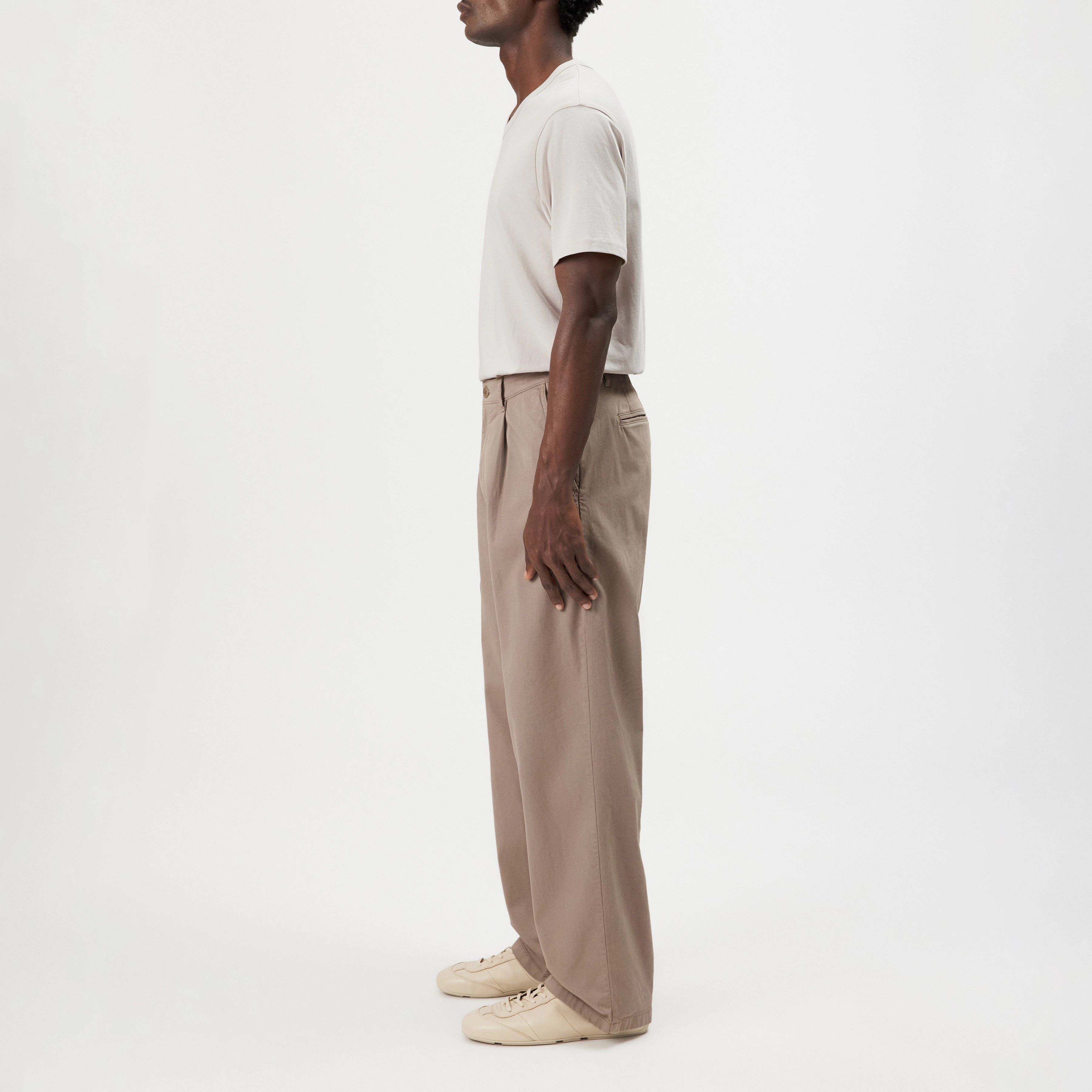 RIKKAD - Wide pleat-front cotton trousers - men - brown - Seitenansicht