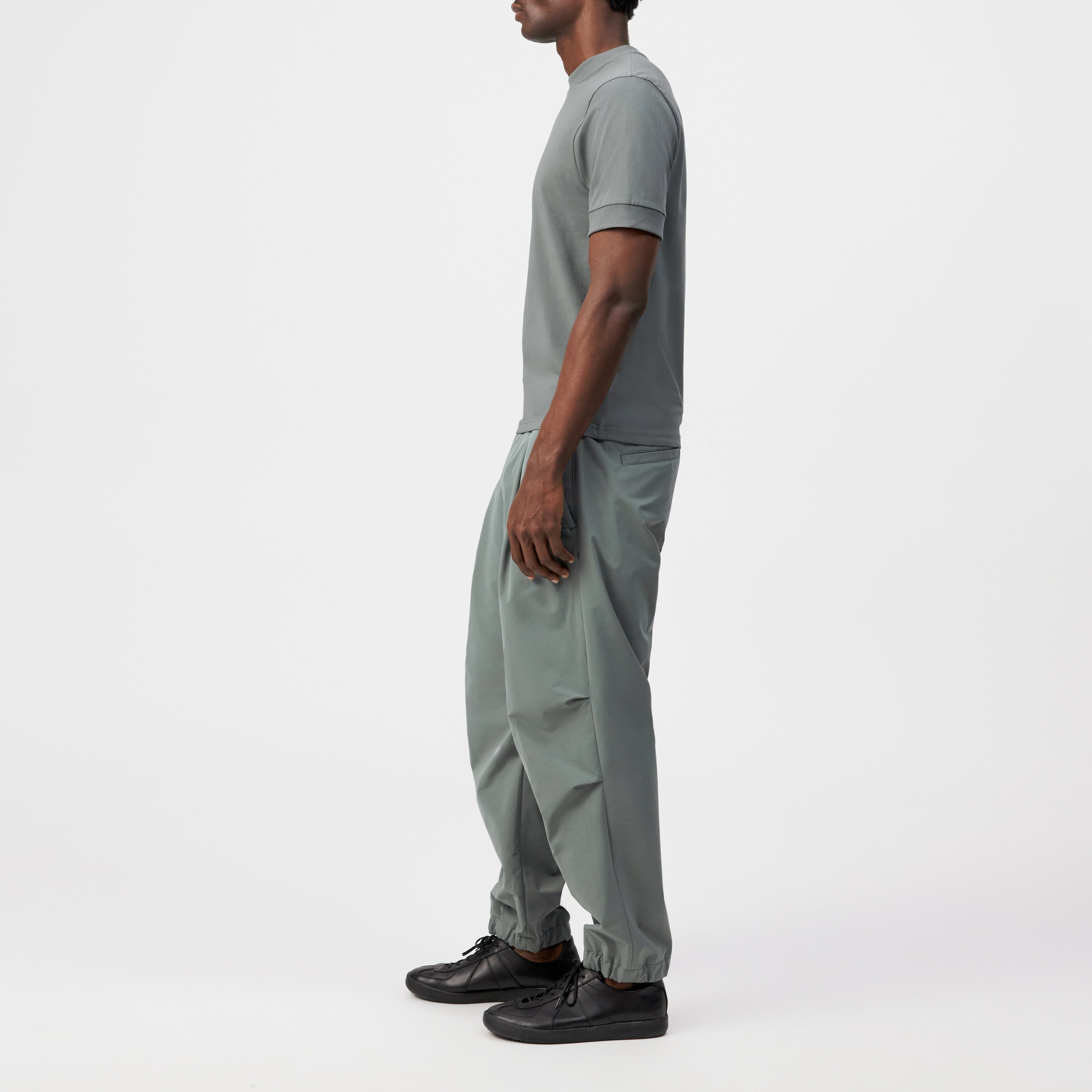 ANTON - Fitted T-shirt i bomuld - men - grøn - Seitenansicht