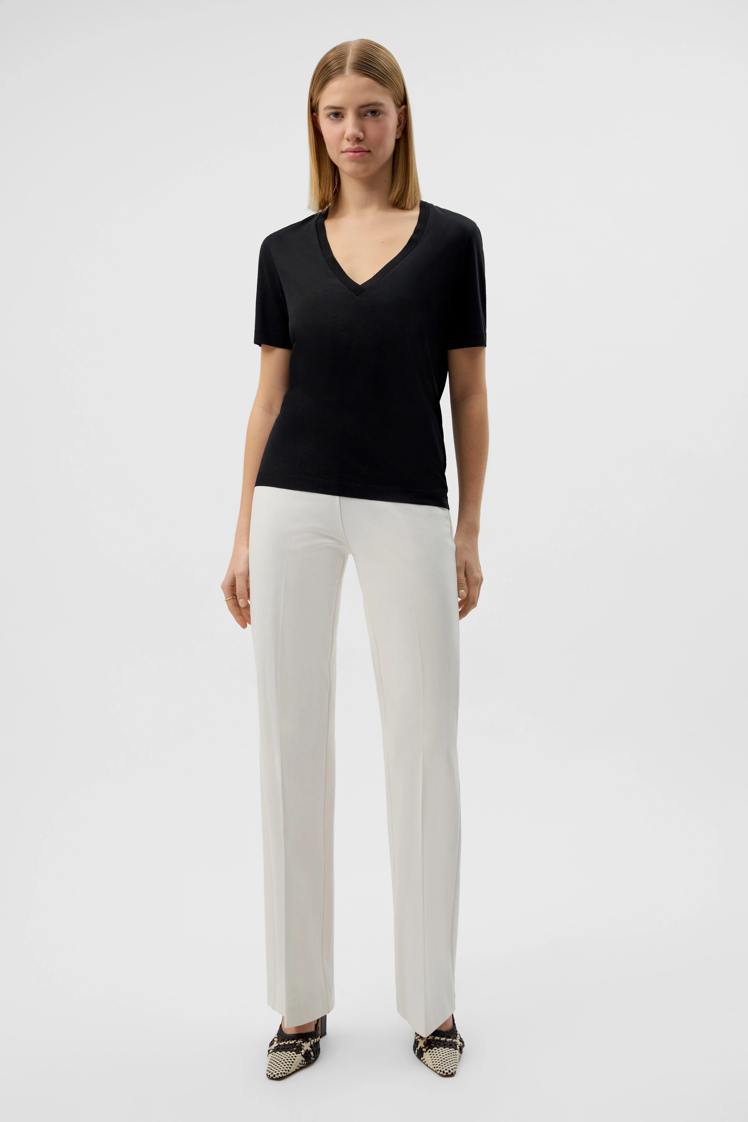 NALICE - Feminine T-shirt with V-neck - women - Natural Aluminium - Ganzkörper-Frontansicht