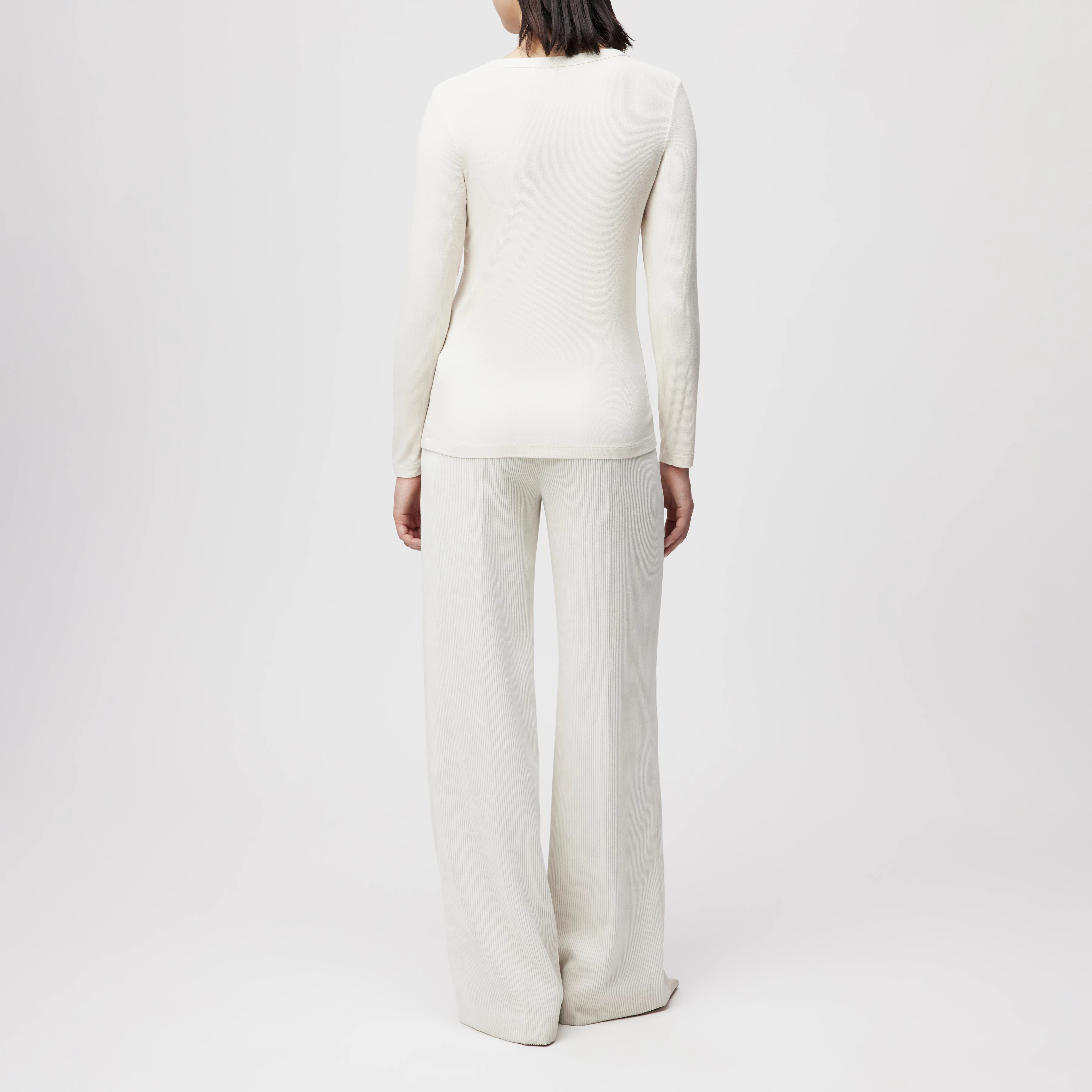 BAJARI - Slim-fit long-sleeved top in soft modal blend - women - off white - Rückansicht