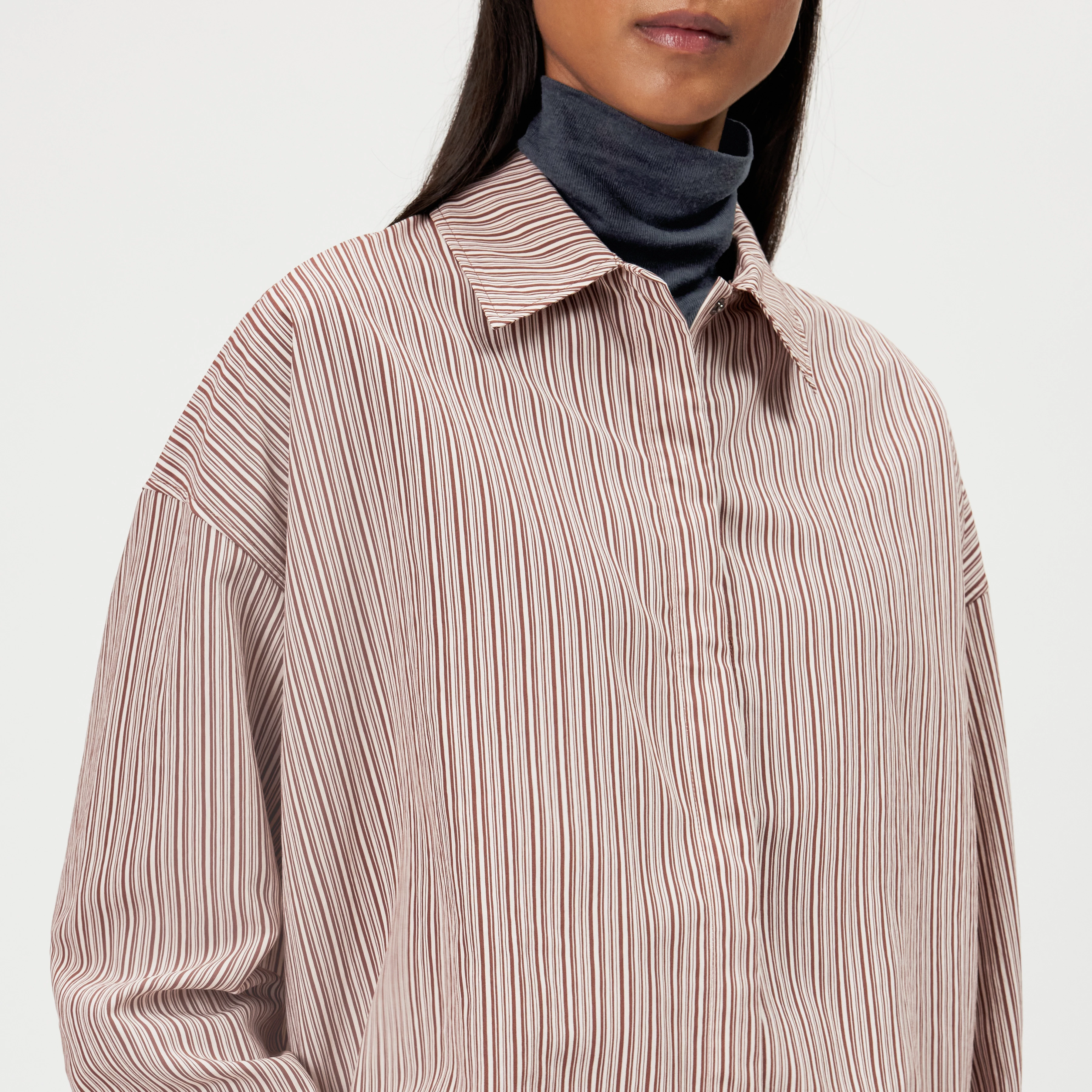 FIONEL - Cropped drawstring shirt blouse - women - brown - Detailansicht am Model