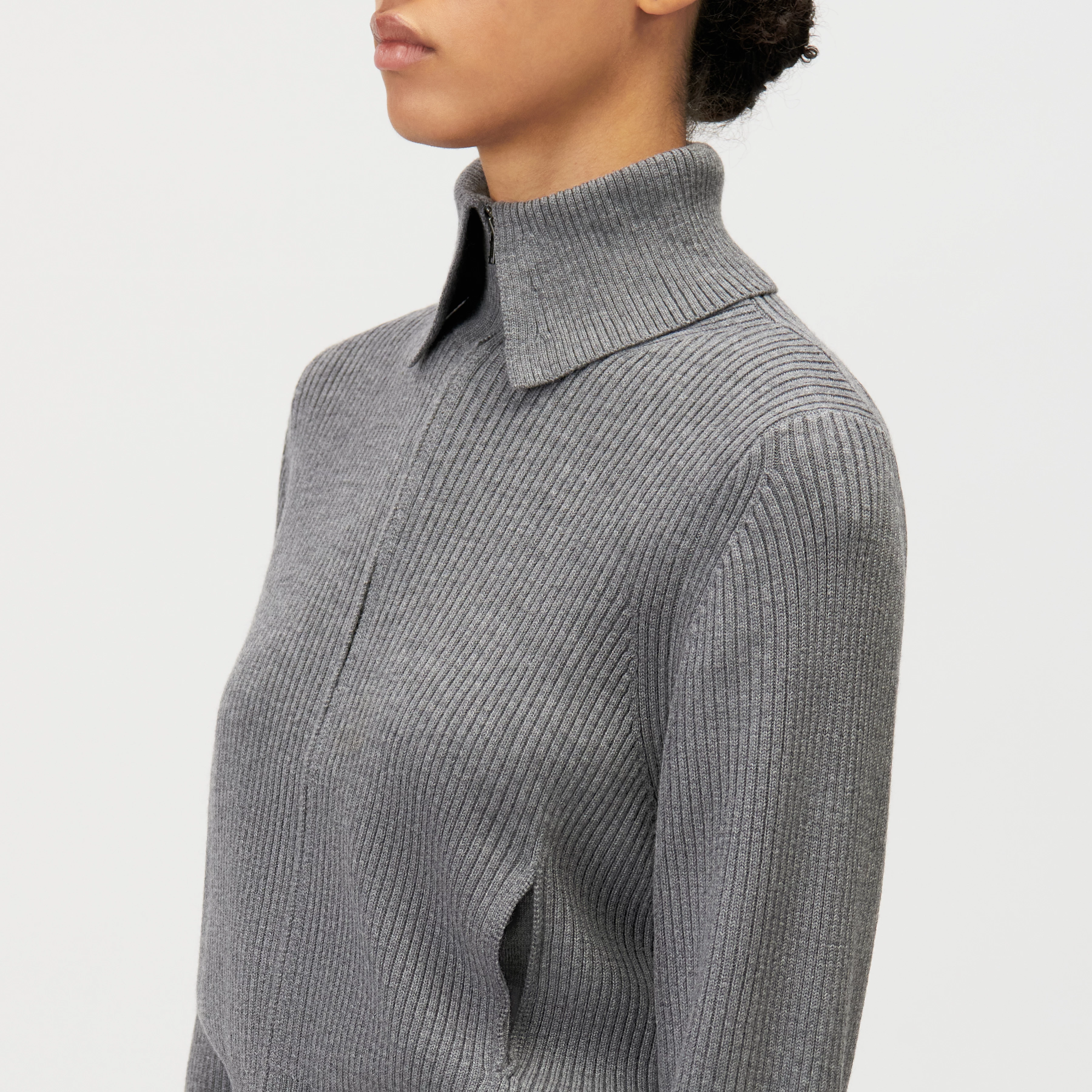FIBIONE - Cropped ribbed cardigan - women - grey - Detailansicht am Model