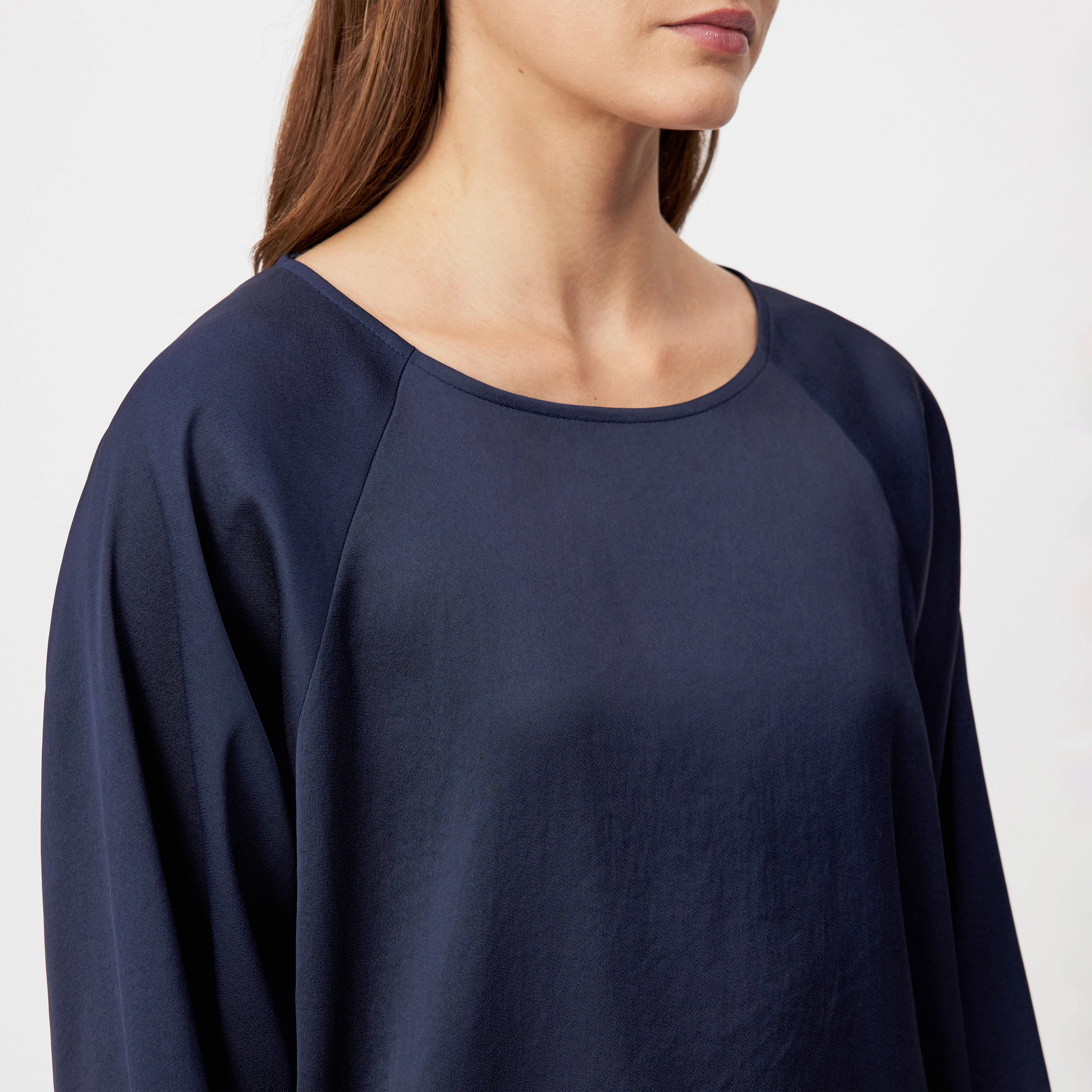 NIALINI - T-shirt blouse in satin - women - blue - Detailansicht am Model