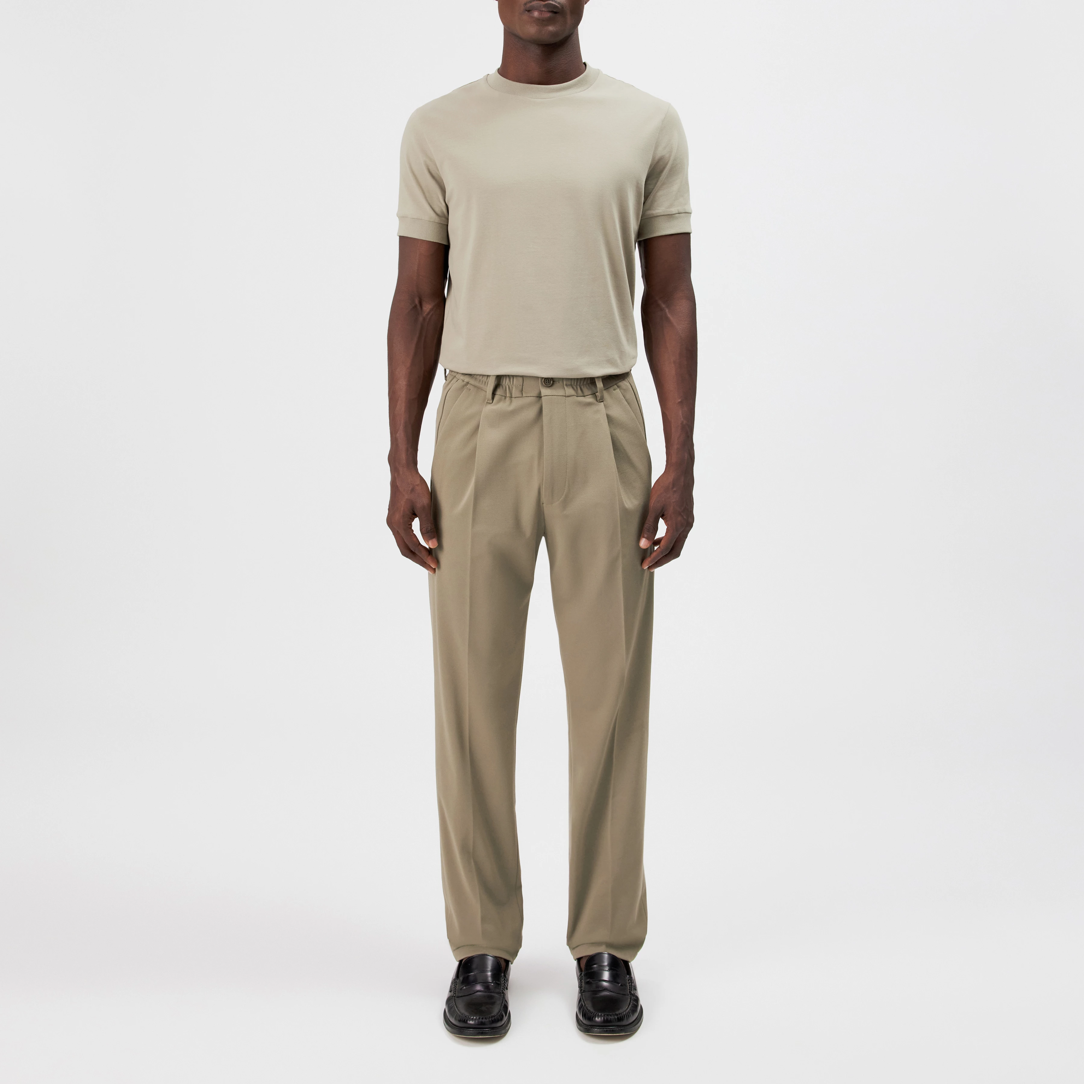 CHASY_RGLR - Casual trousers with pleats in nylon jersey - men - brown - Ganzkörper-Frontansicht
