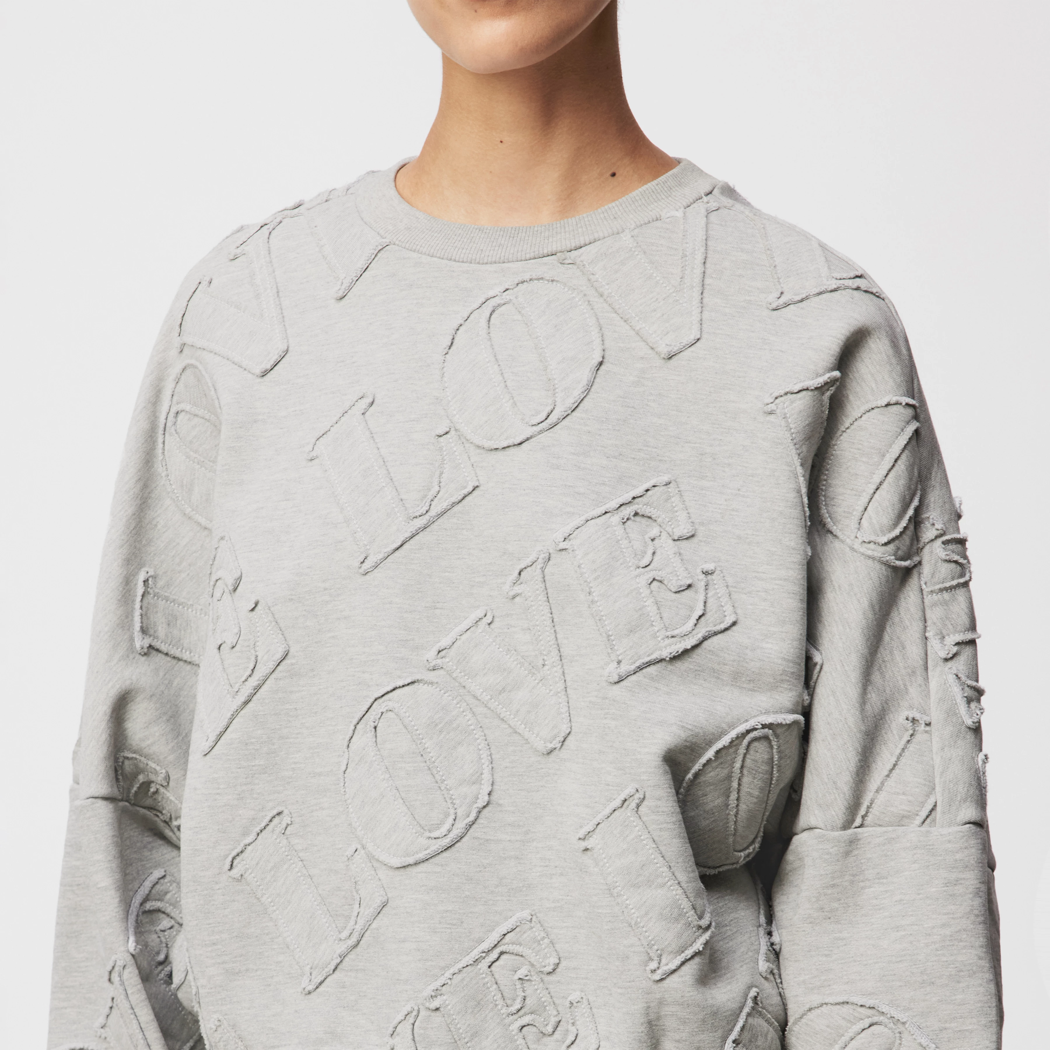 ASTERA_P11 - Oversized Sweatshirt in reiner Baumwolle - Damen - grau - Detailansicht am Model