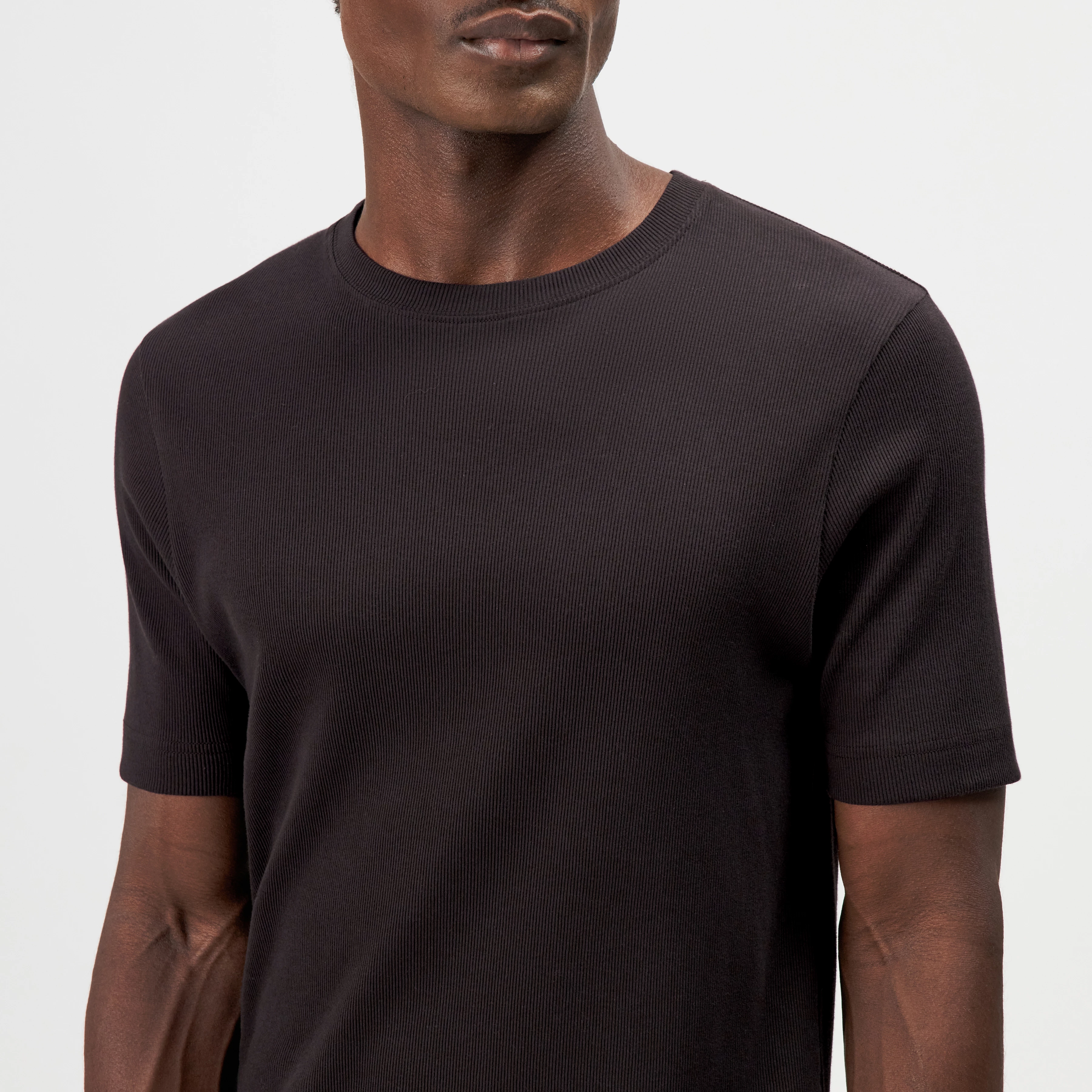 ENIL - Men's slim-fit cotton jersey T-shirt. - men - brown - Detailansicht am Model