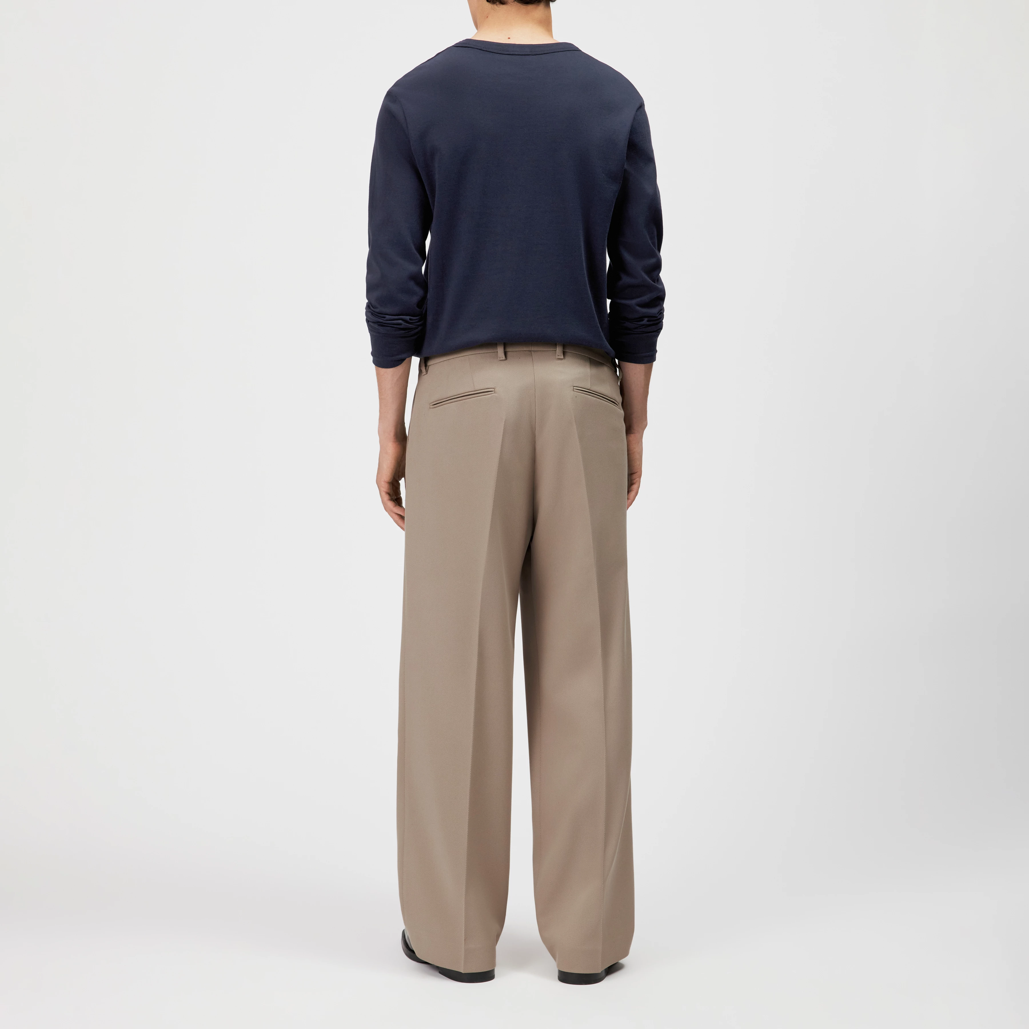 LEEK_WIDE - Relaxed fit pleated twill trousers - men - beige - Rückansicht