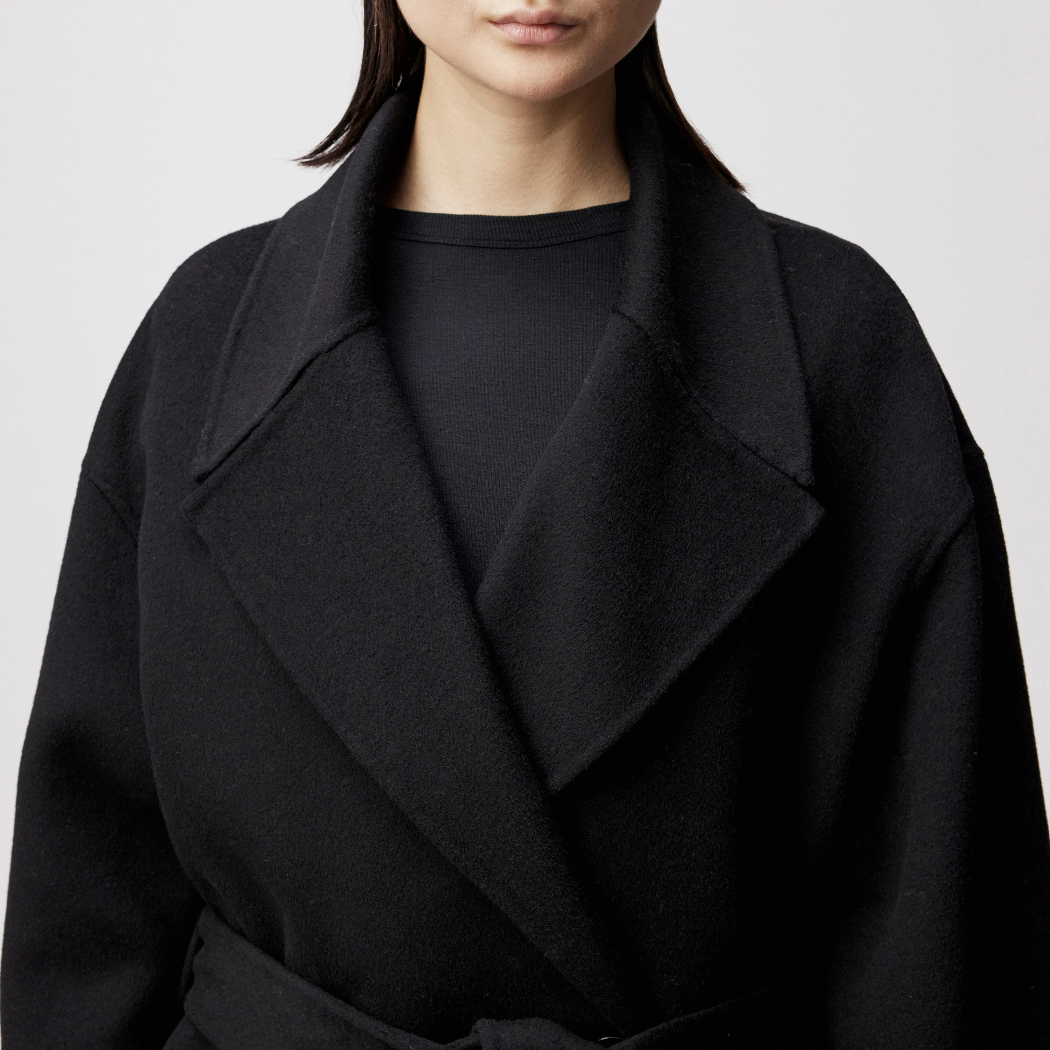 BUDBY_2 - Hüllenmantel mit Bindegürtel in Woll-Doubleface - Damen - schwarz - Detailansicht am Model