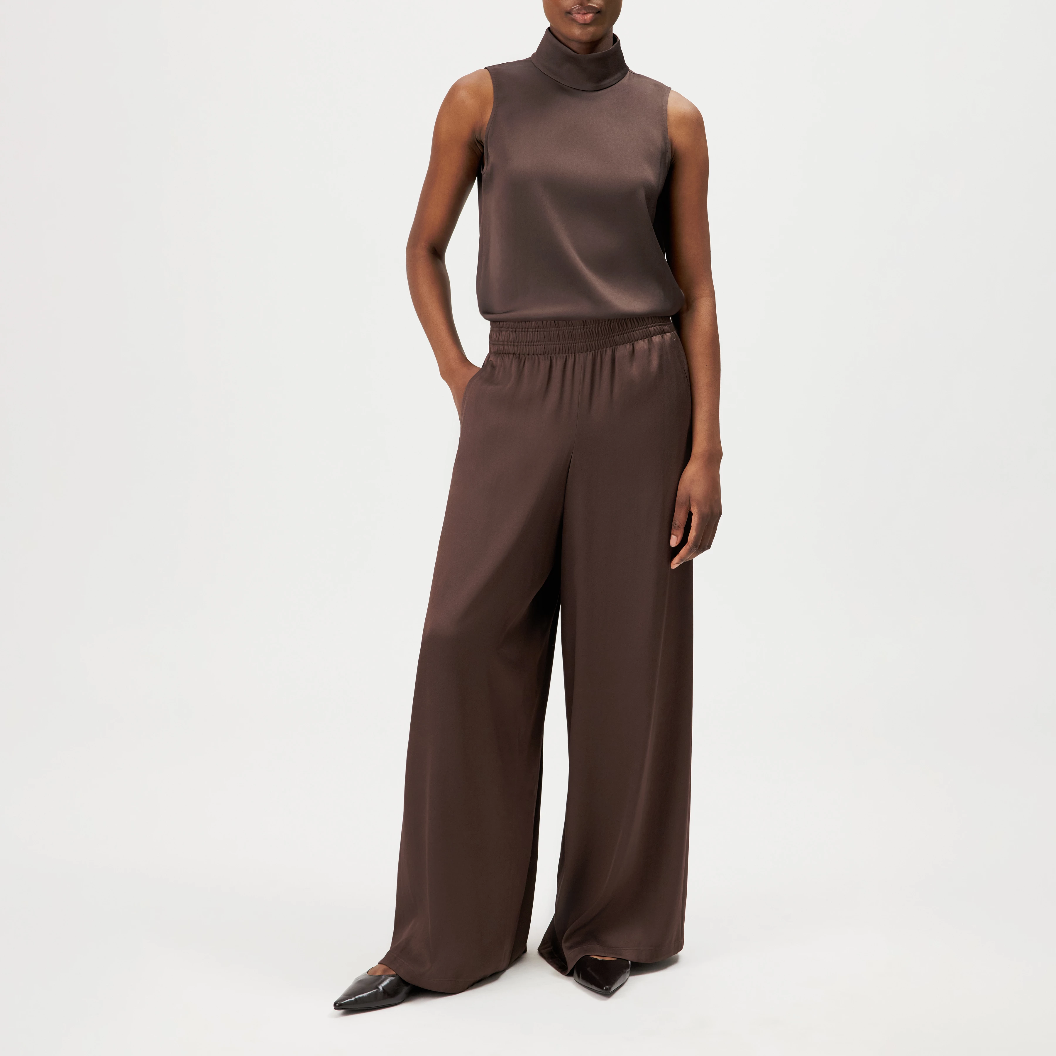 CEILING - Pantalon large en satin fluide - women - marron - Ganzkörper-Frontansicht