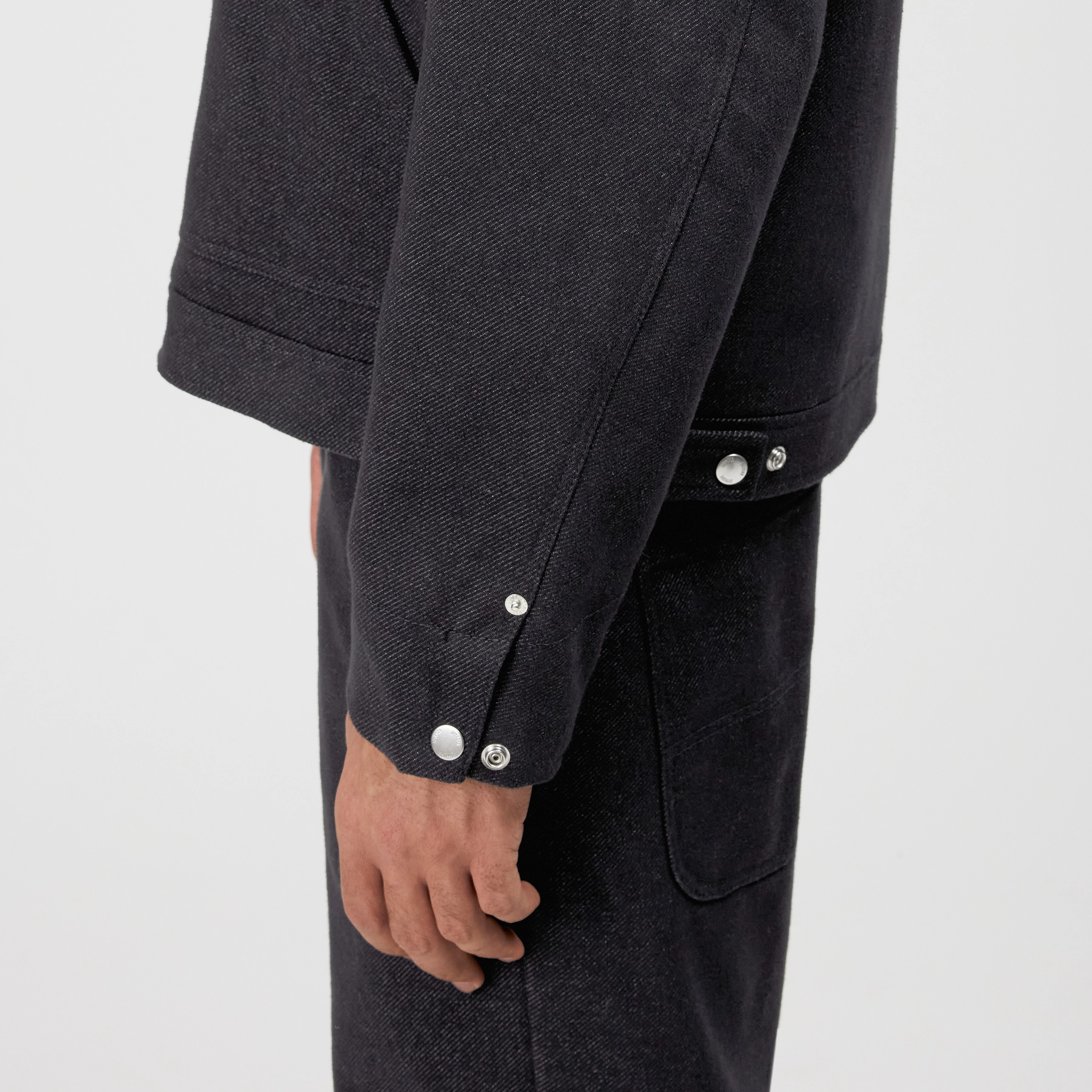 RIKALO_2 - Workwear Jacke mit Kontrastkragen in Regular Fit - Herren - grau - Detailansicht am Model