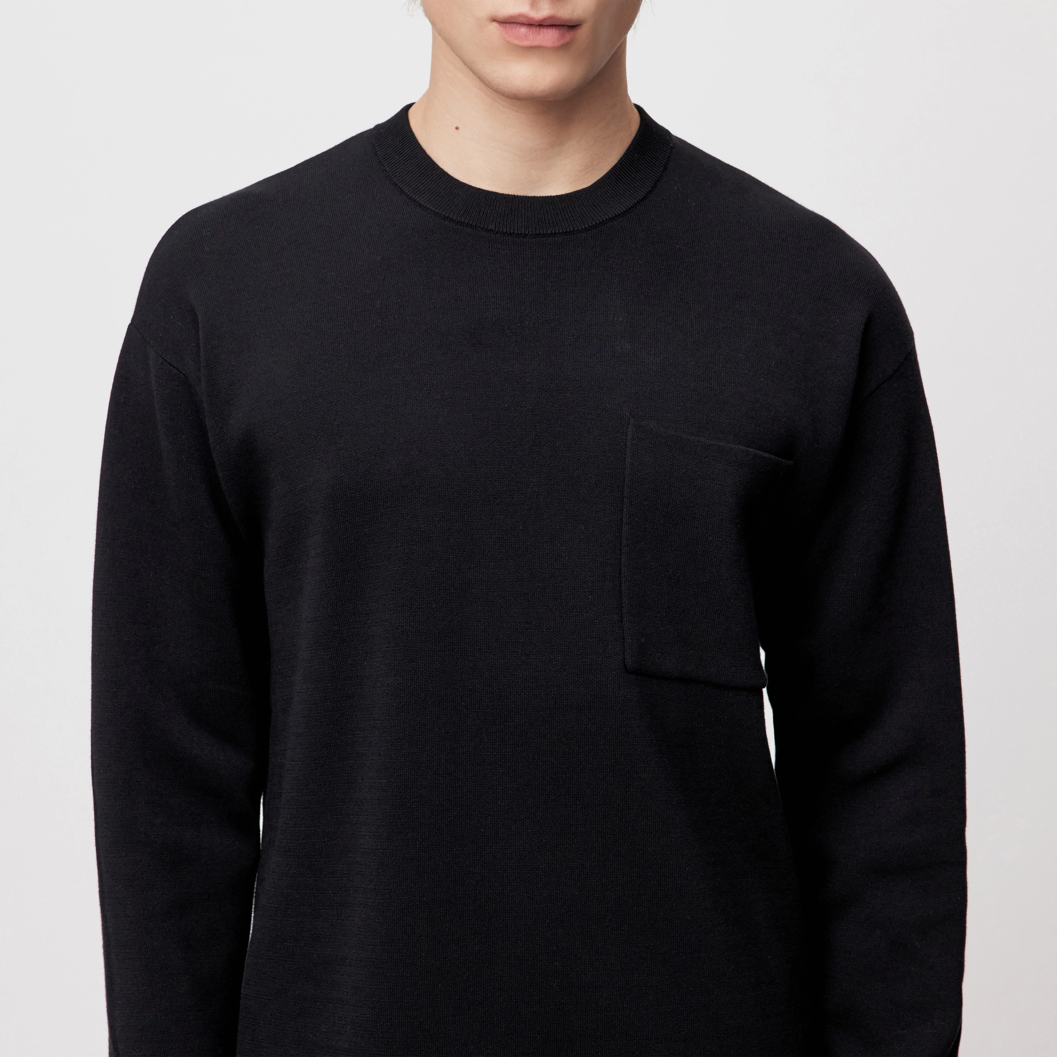 LEVVIN - Longsleeve in Baumwoll-Mix - Herren - schwarz - Detailansicht am Model