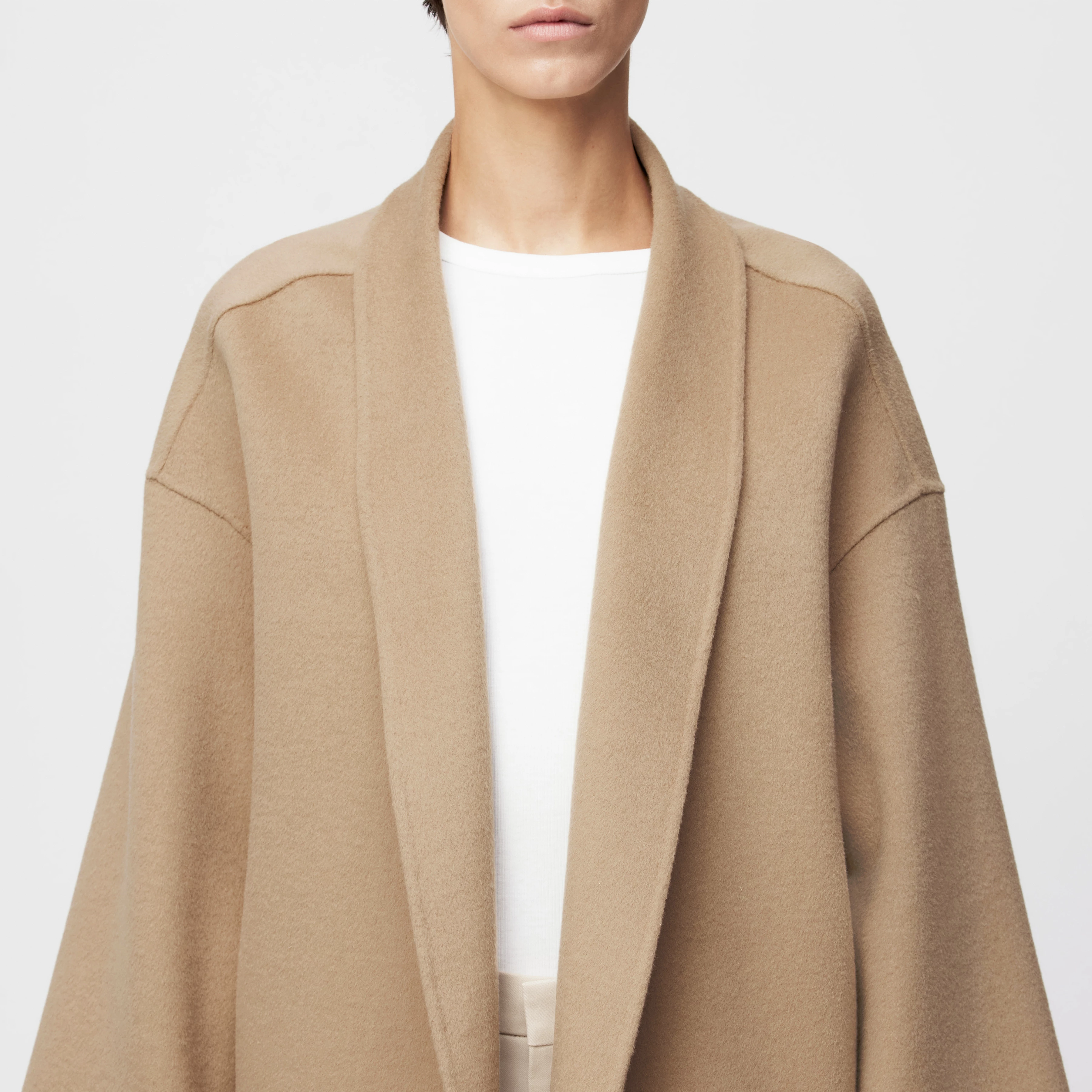 BAUPREY - Hüllenmantel in Woll-Doubleface - Damen - braun - Detailansicht am Model