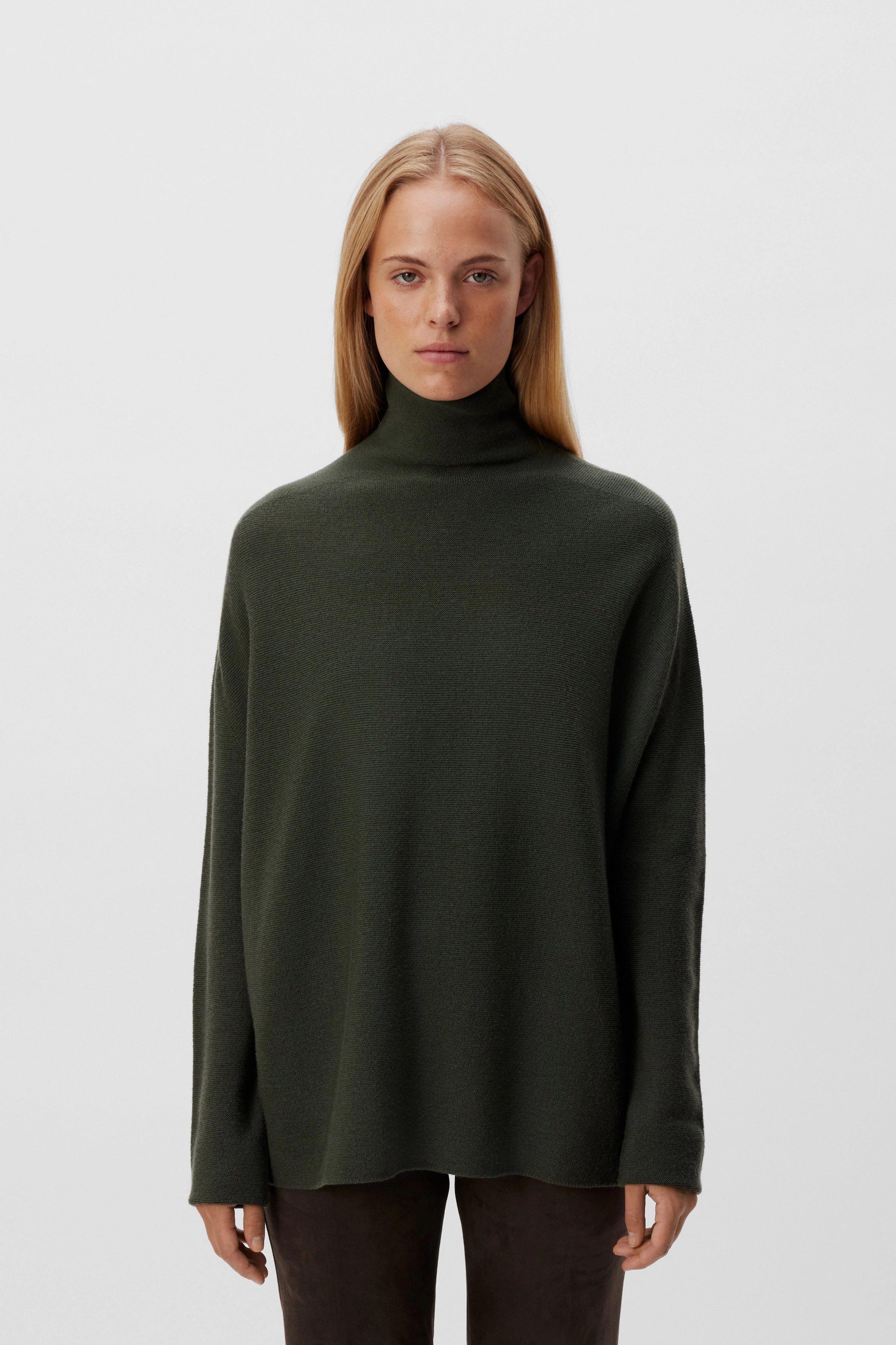 LIORA - Rollkragenpullover in Merinowolle - Damen - oliv - Frontansicht