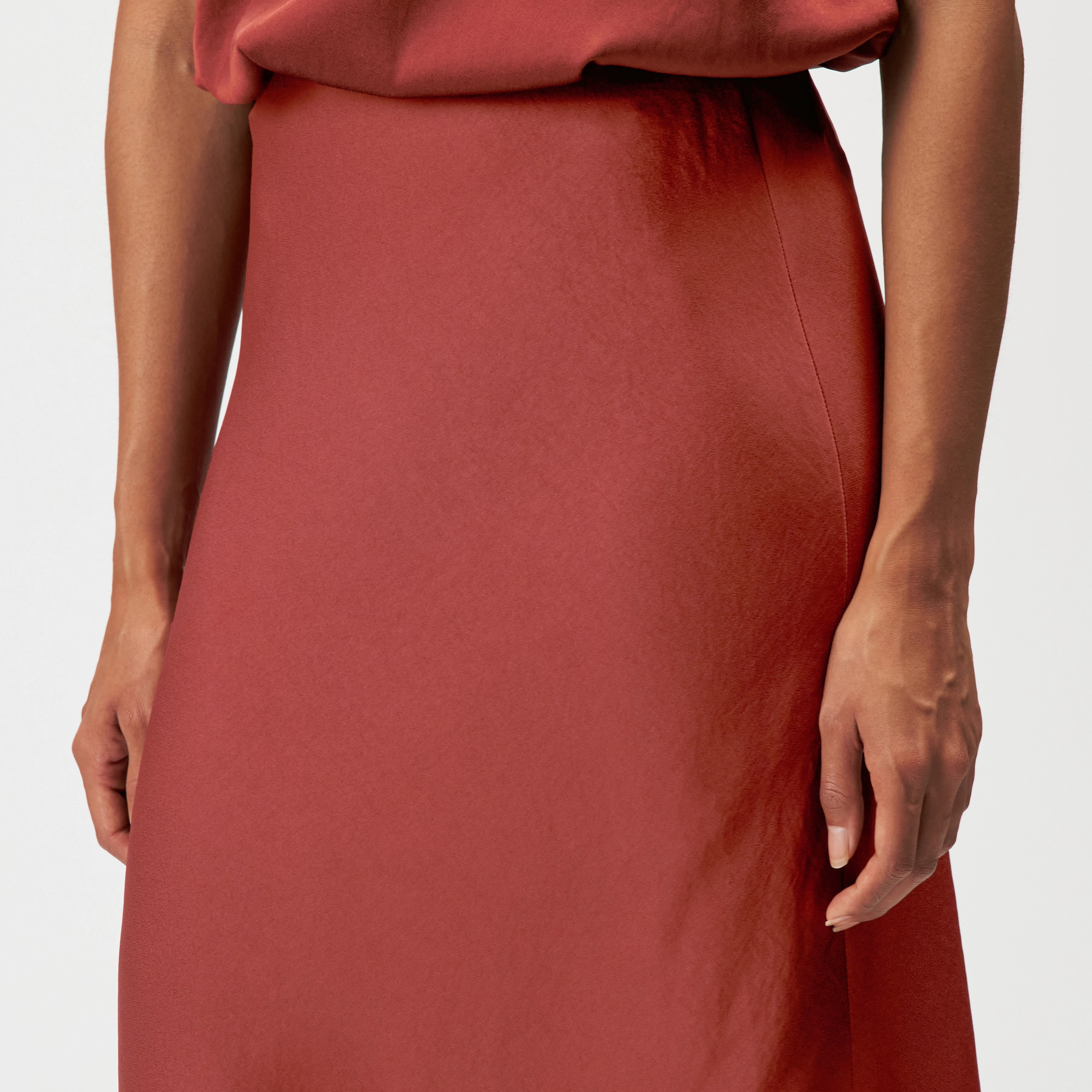 URA - Mid-length slip skirt in satin - women - red - Detailansicht am Model