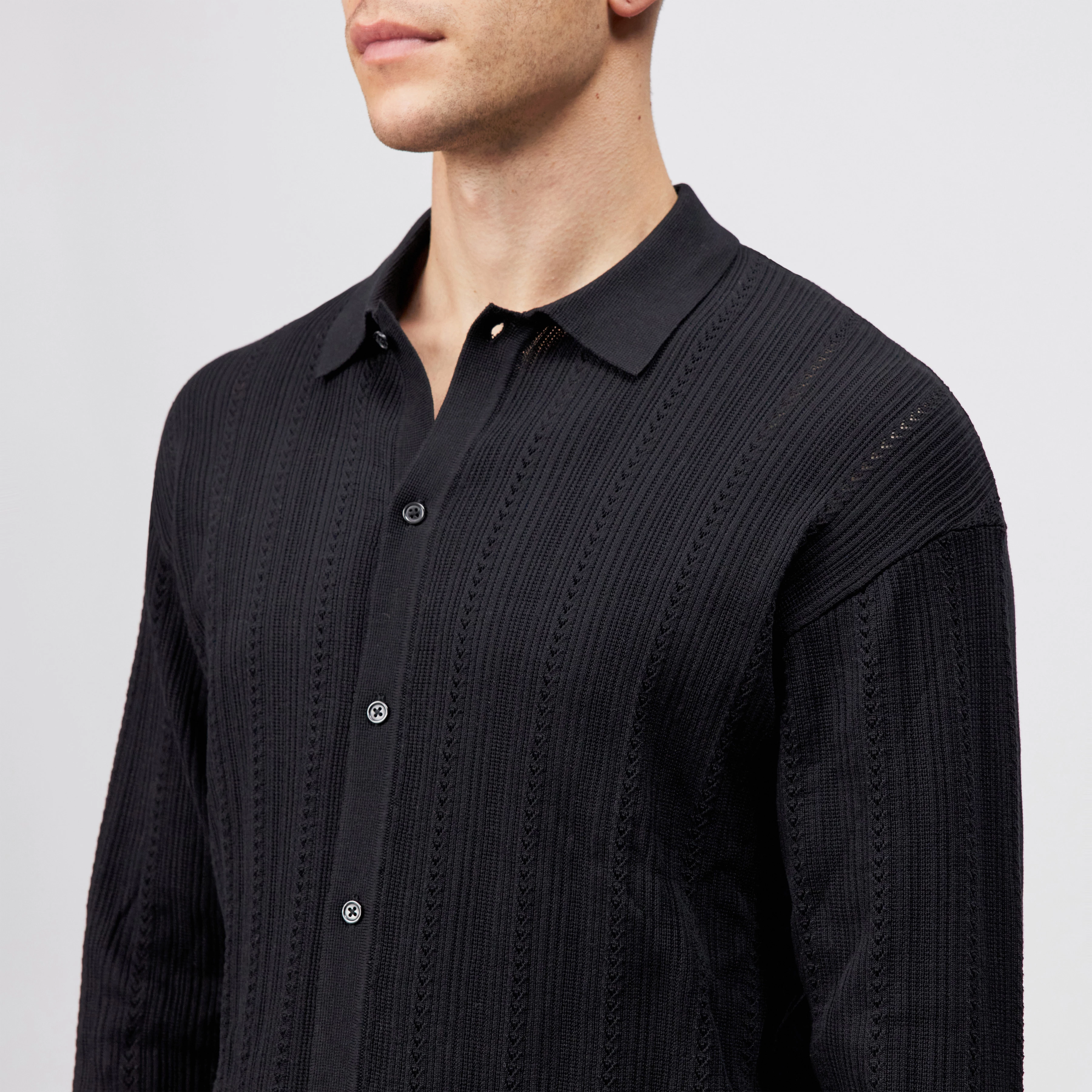 EMILIAS - Regular fit cotton polo - men - black - Detailansicht am Model