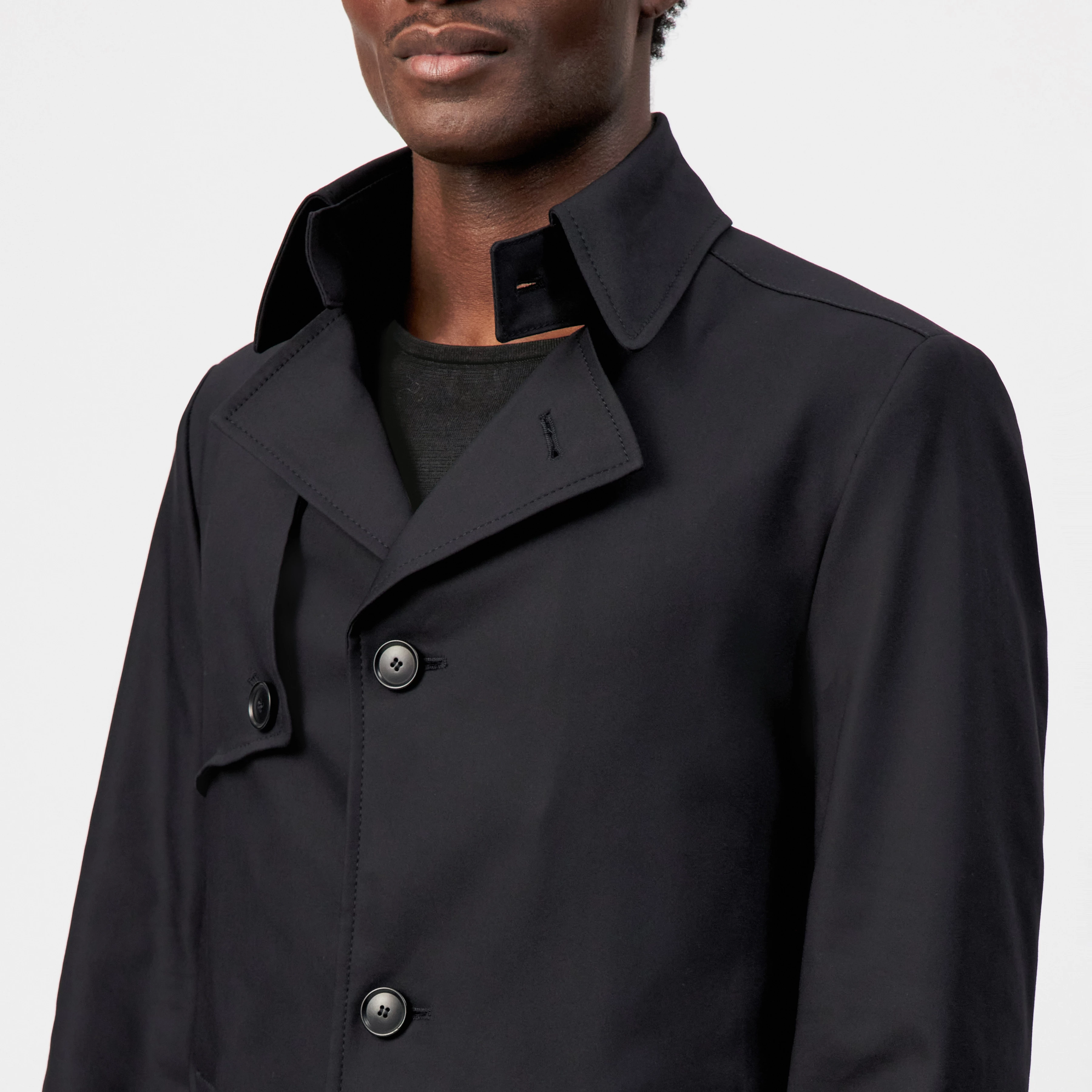 SKOPJE_C - Trench coat in techno stretch satin - men - black - Detailansicht am Model