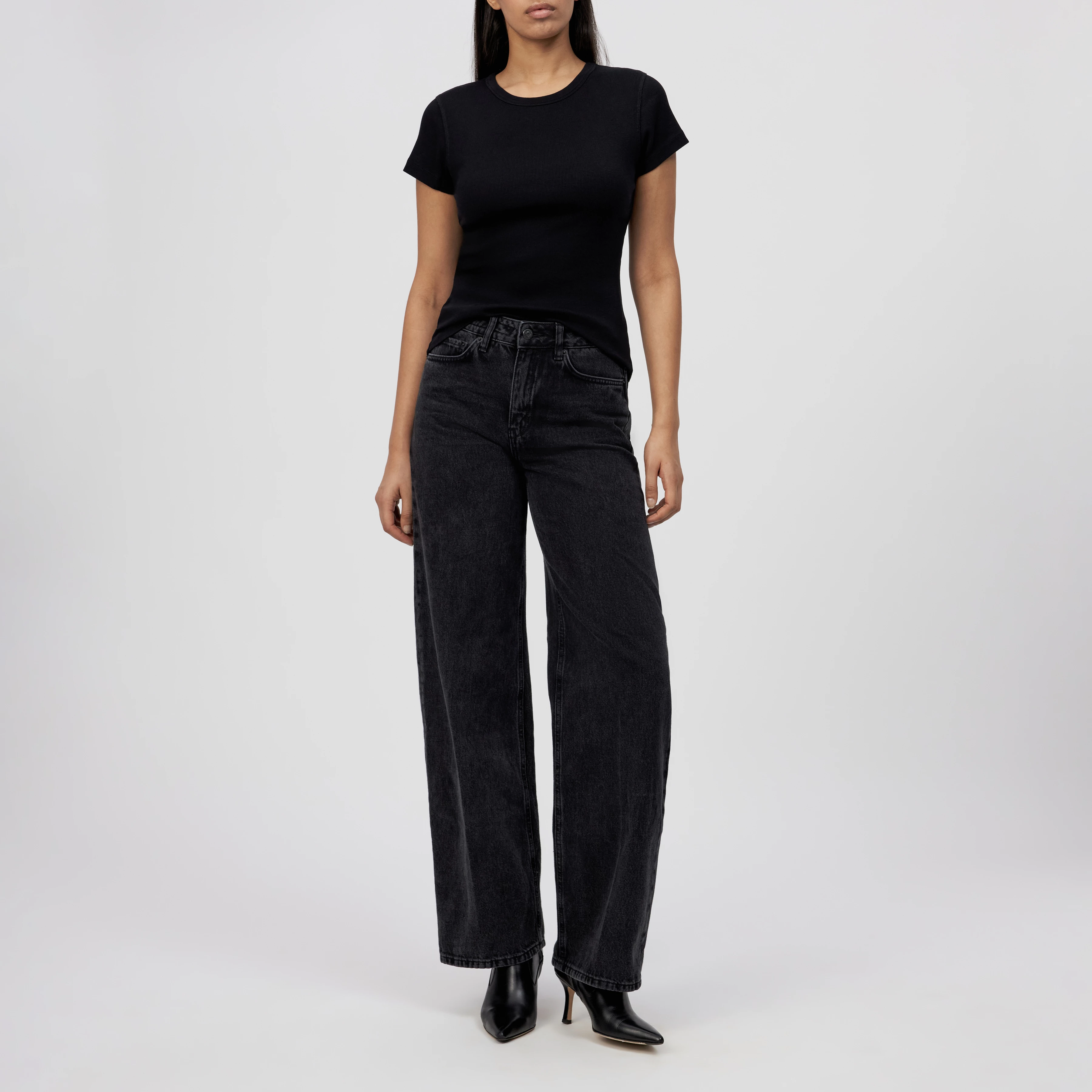 KOALE - Schmales T-Shirt in Baumwoll-Rippe - Damen - schwarz - Ganzkörper-Frontansicht