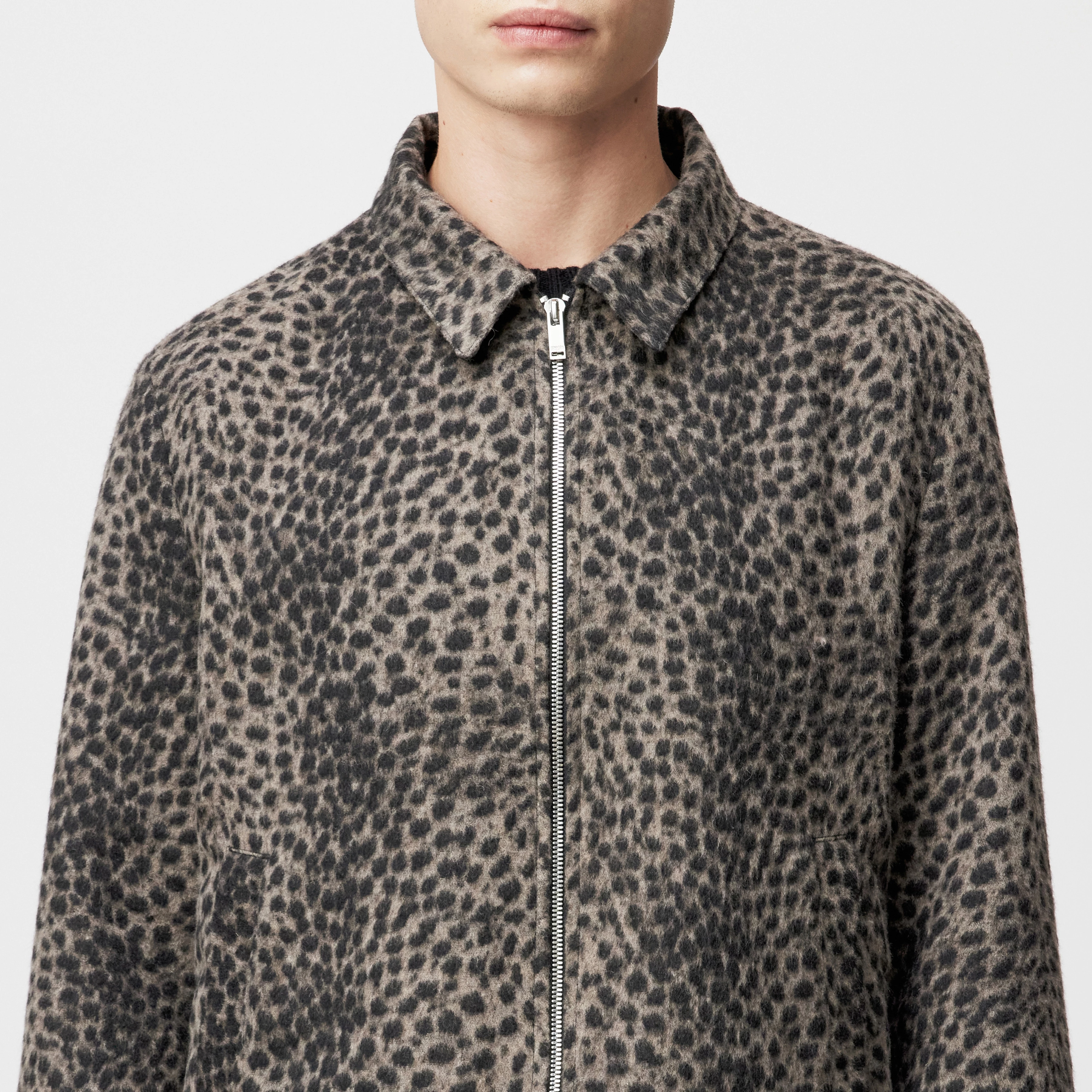 RIKKA_2 - Jacke in Animalmuster - Herren - braun - Detailansicht am Model