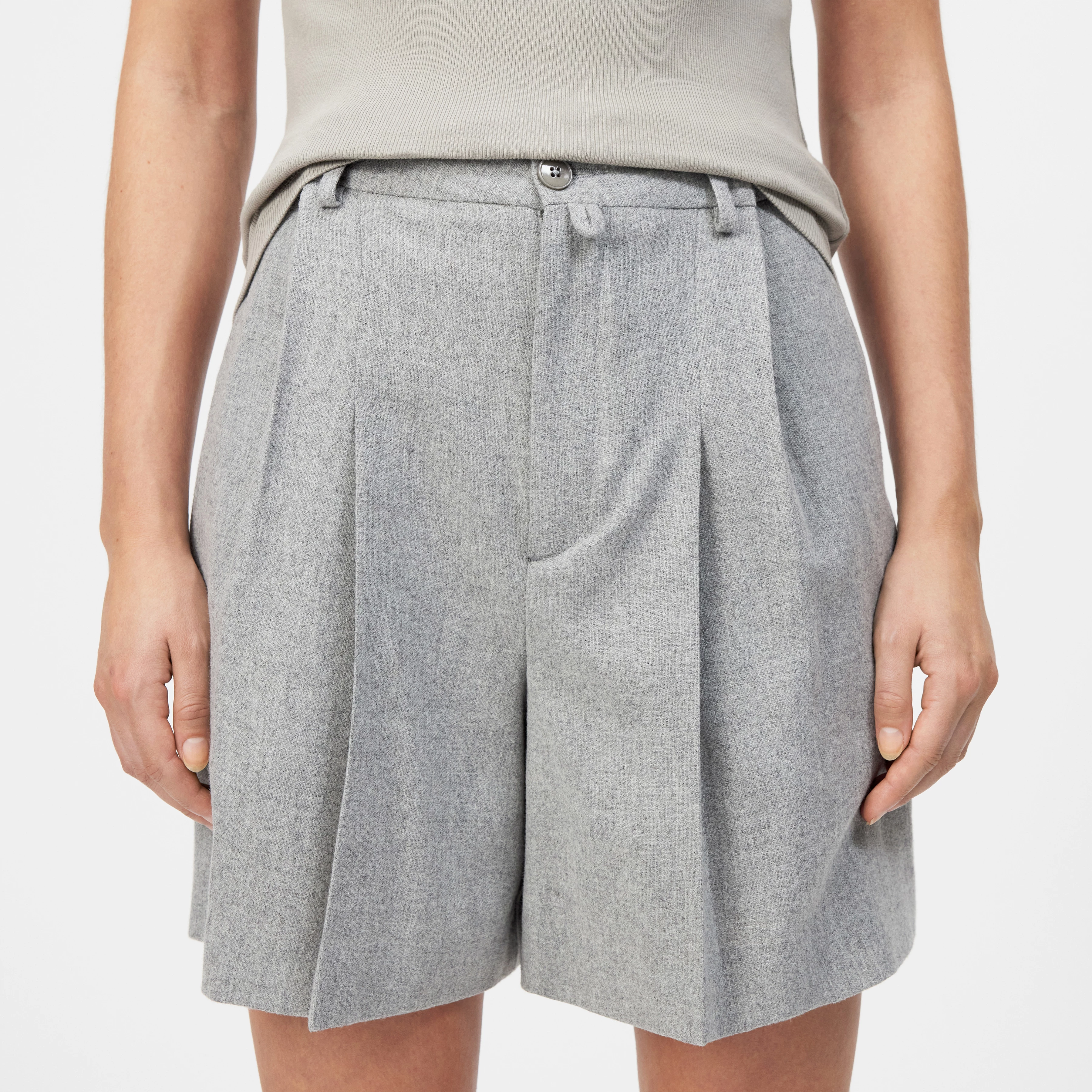 COURT - Bundfalten-Shorts in Flanell - Damen - grau - Detailansicht am Model