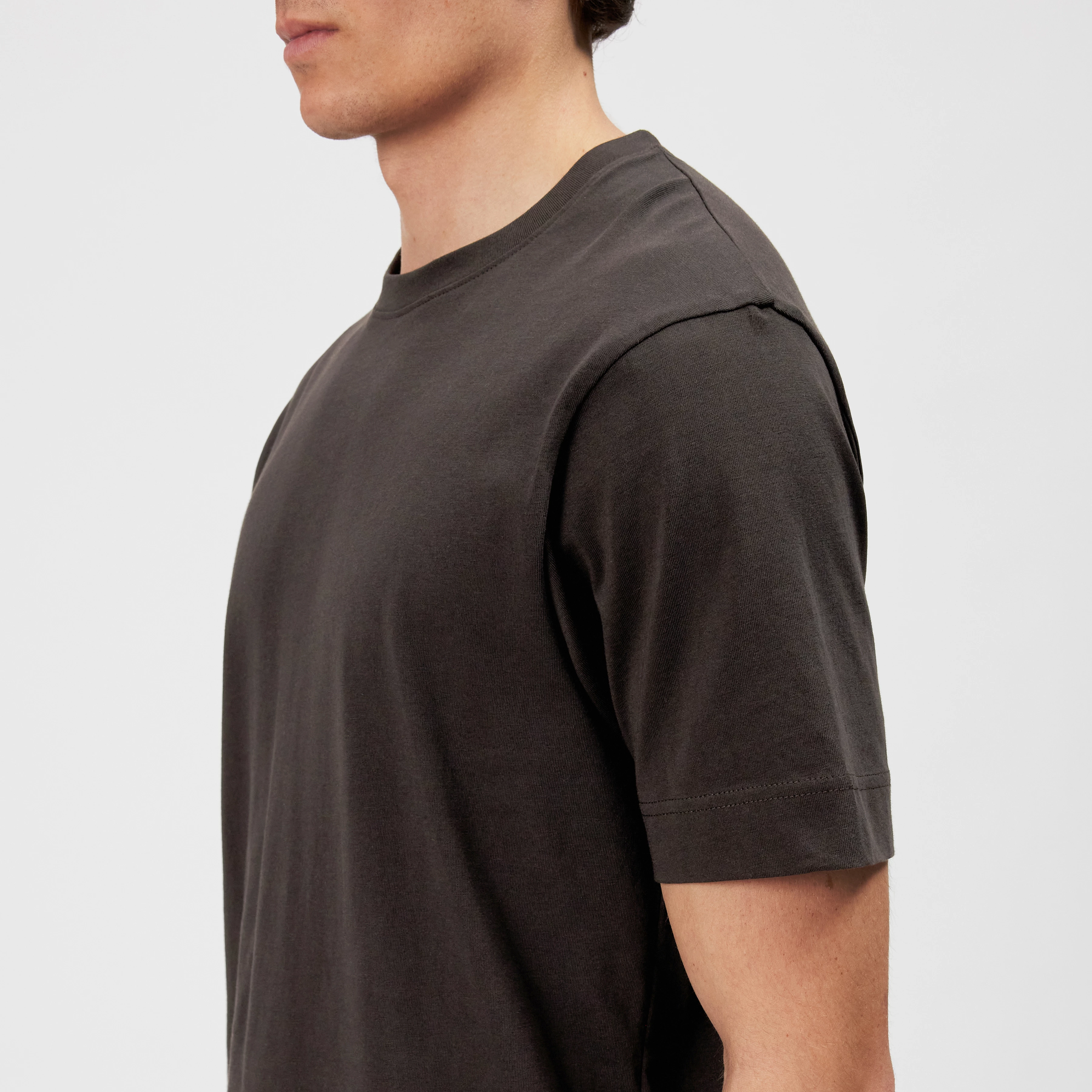 RAPHAEL - T-shirt in pure cotton - men - brown - Detailansicht am Model