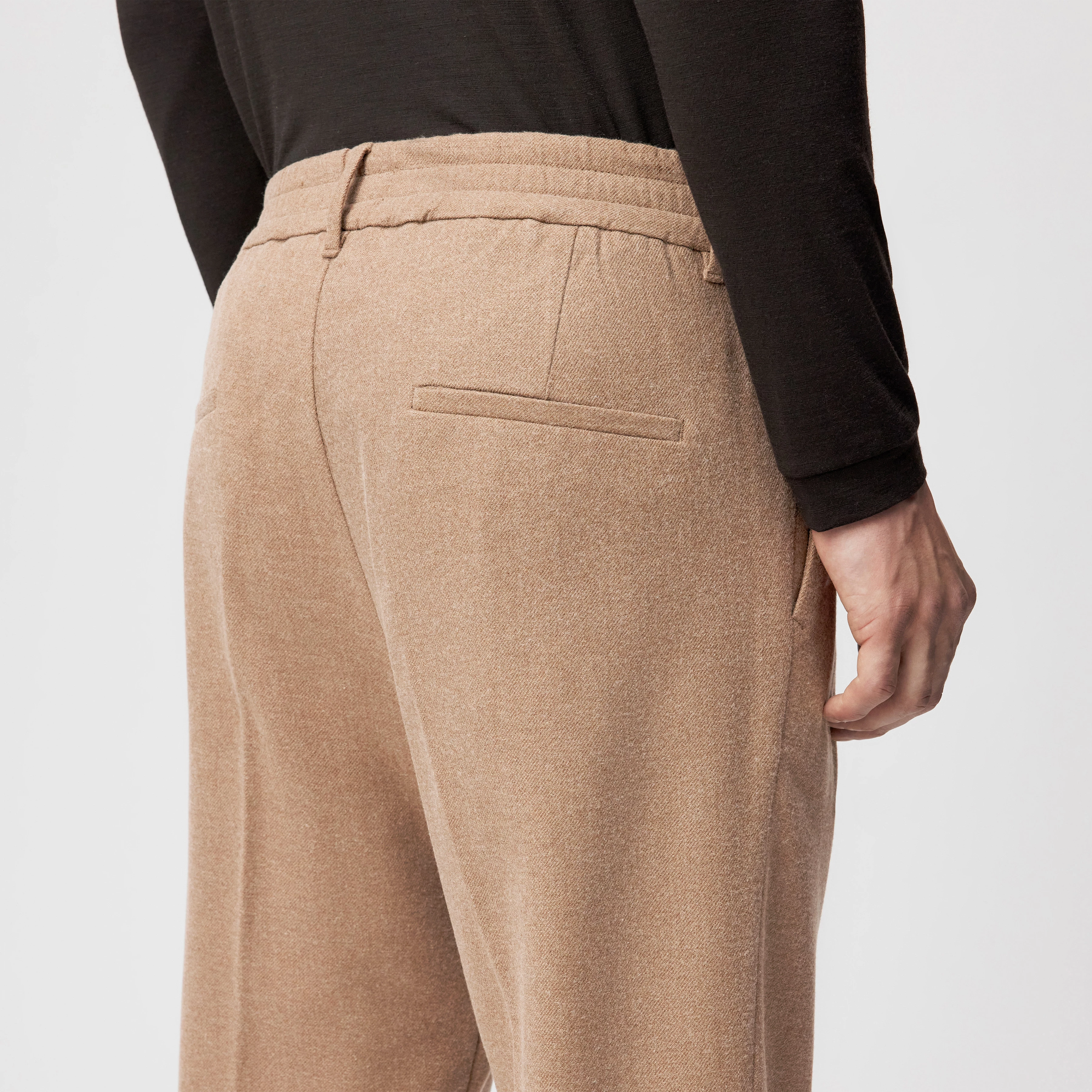 CHASY - Casual Hose mit Bundfalte in softem Woll-Flanell - Herren - braun - Detailansicht am Model