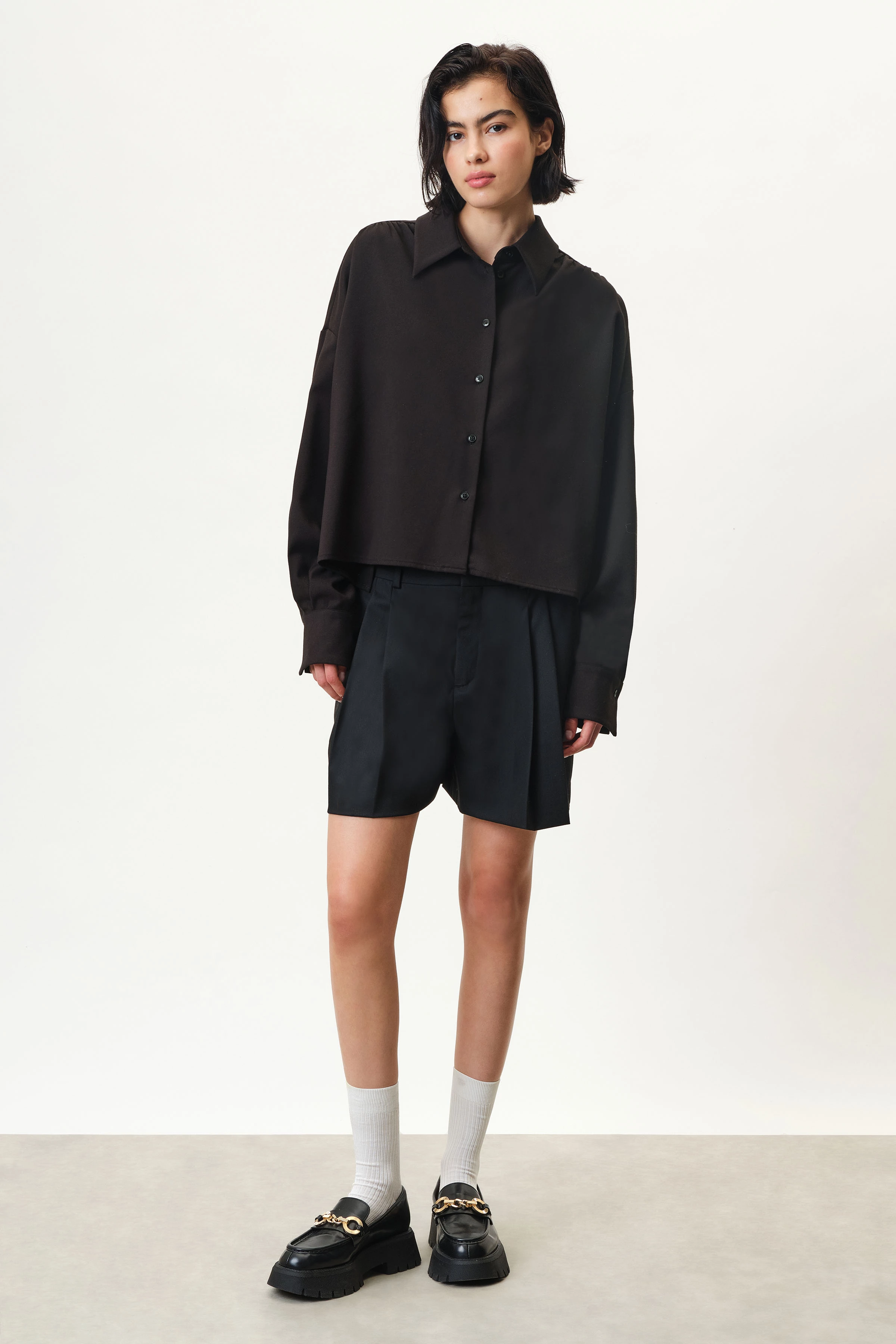 FLANNA - Oversize-Hemdbluse mit tiefer Rückenpasse in softem Flanell - Damen - schwarz - Ganzkörper-Frontansicht