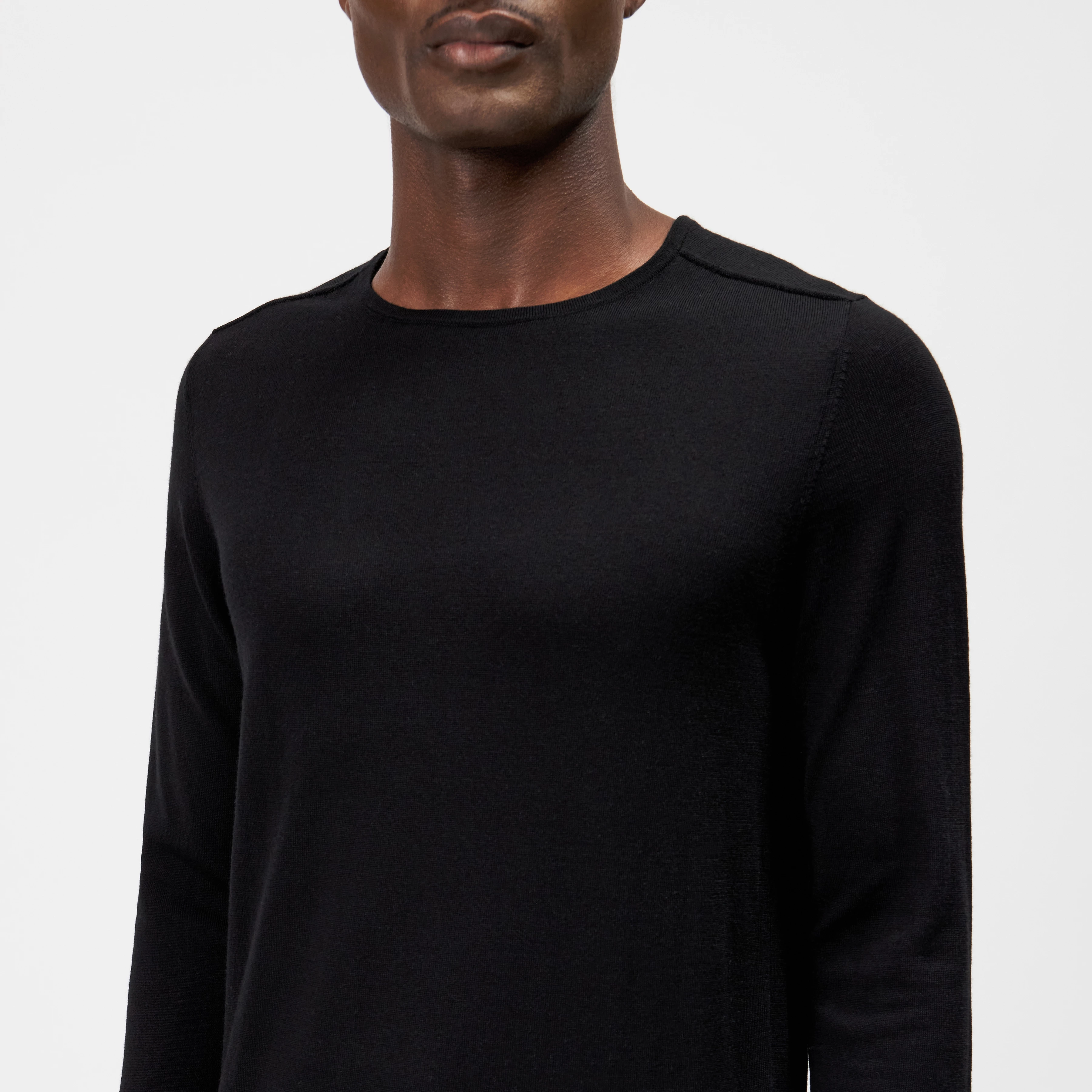 RIKONO - Fine merino wool knitted jumper - men - black - Detailansicht am Model