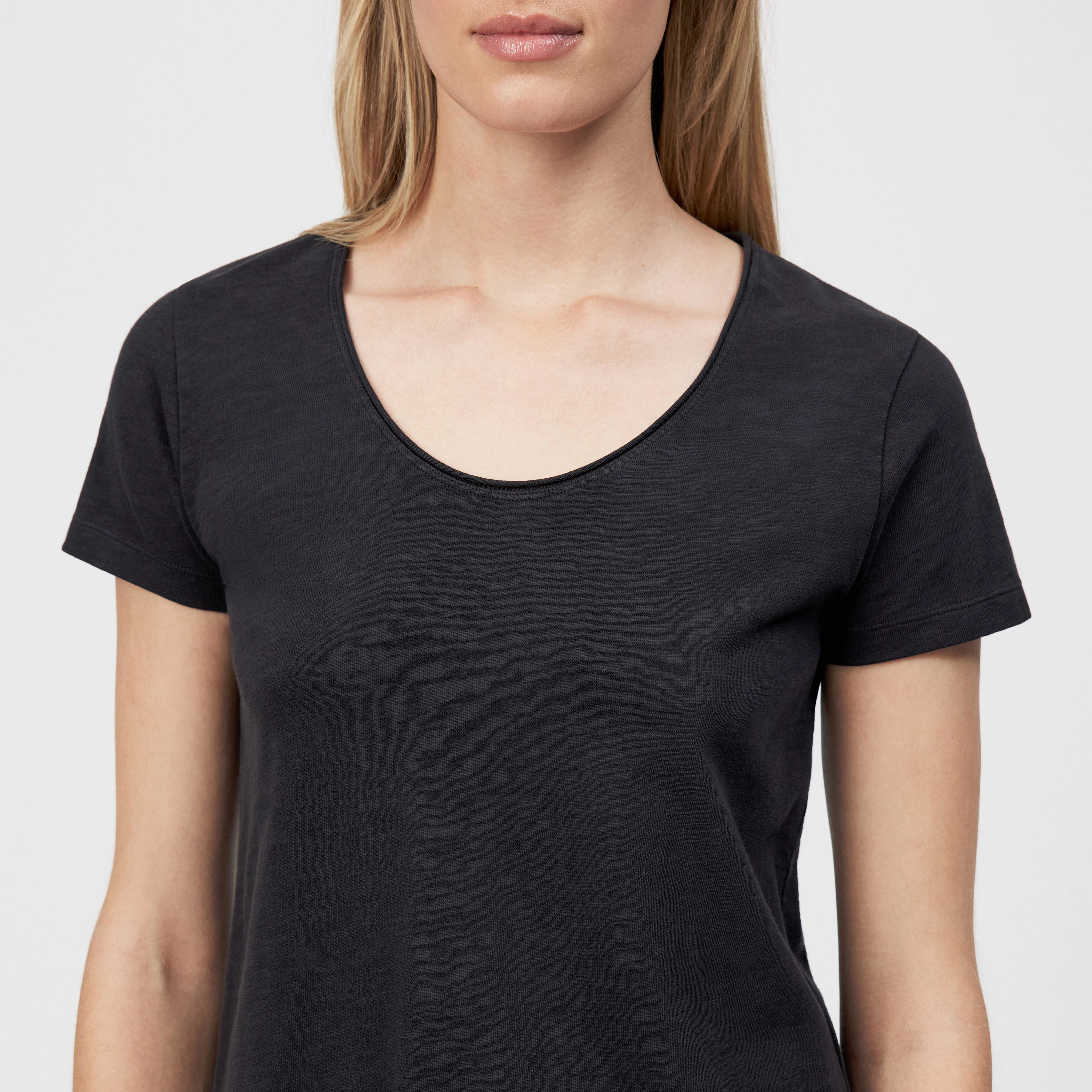NAVIVI - Pure cotton T-shirt - women - black - Detailansicht am Model