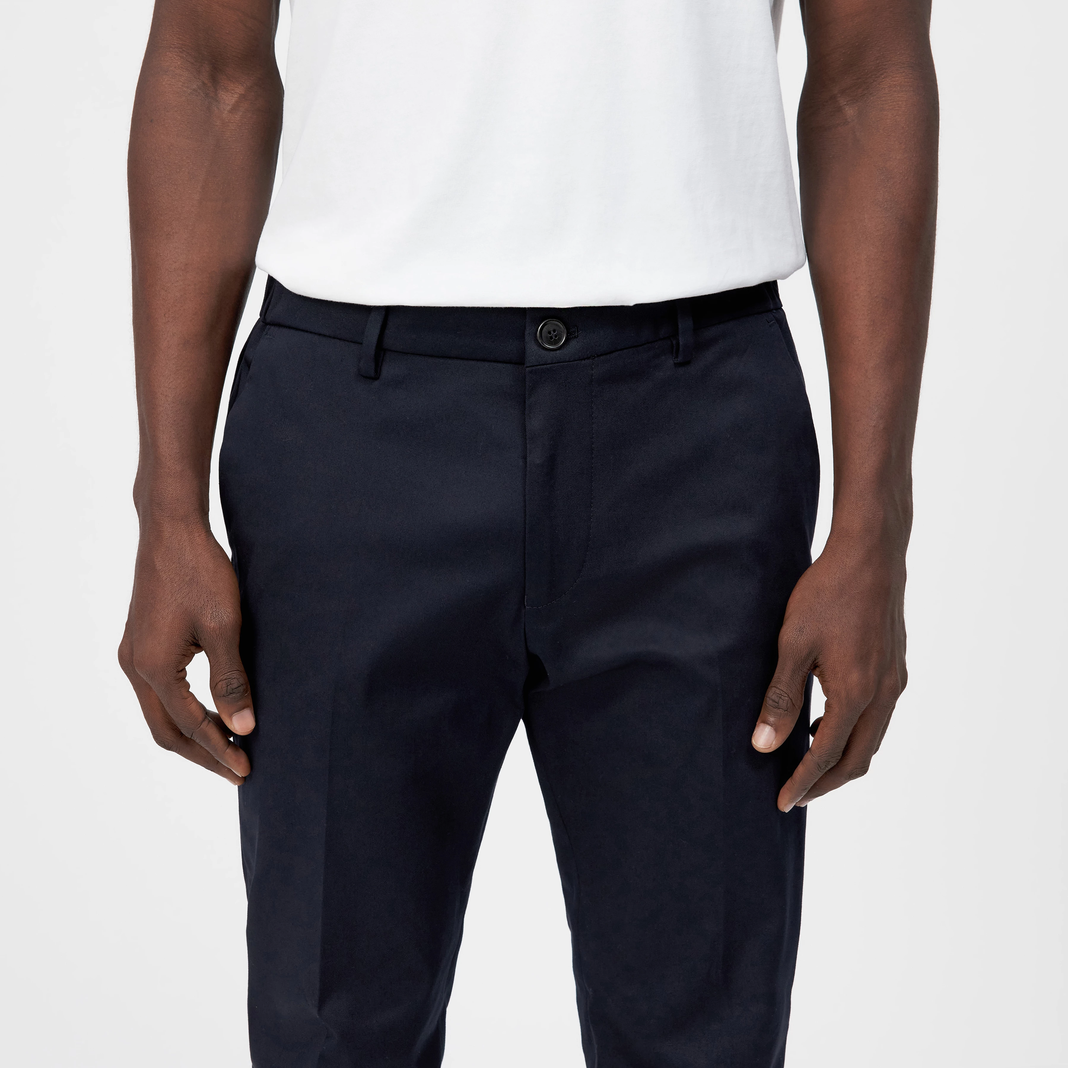 AJEND - Pantalon confectionné en gabardine de coton - men - bleu - Detailansicht am Model