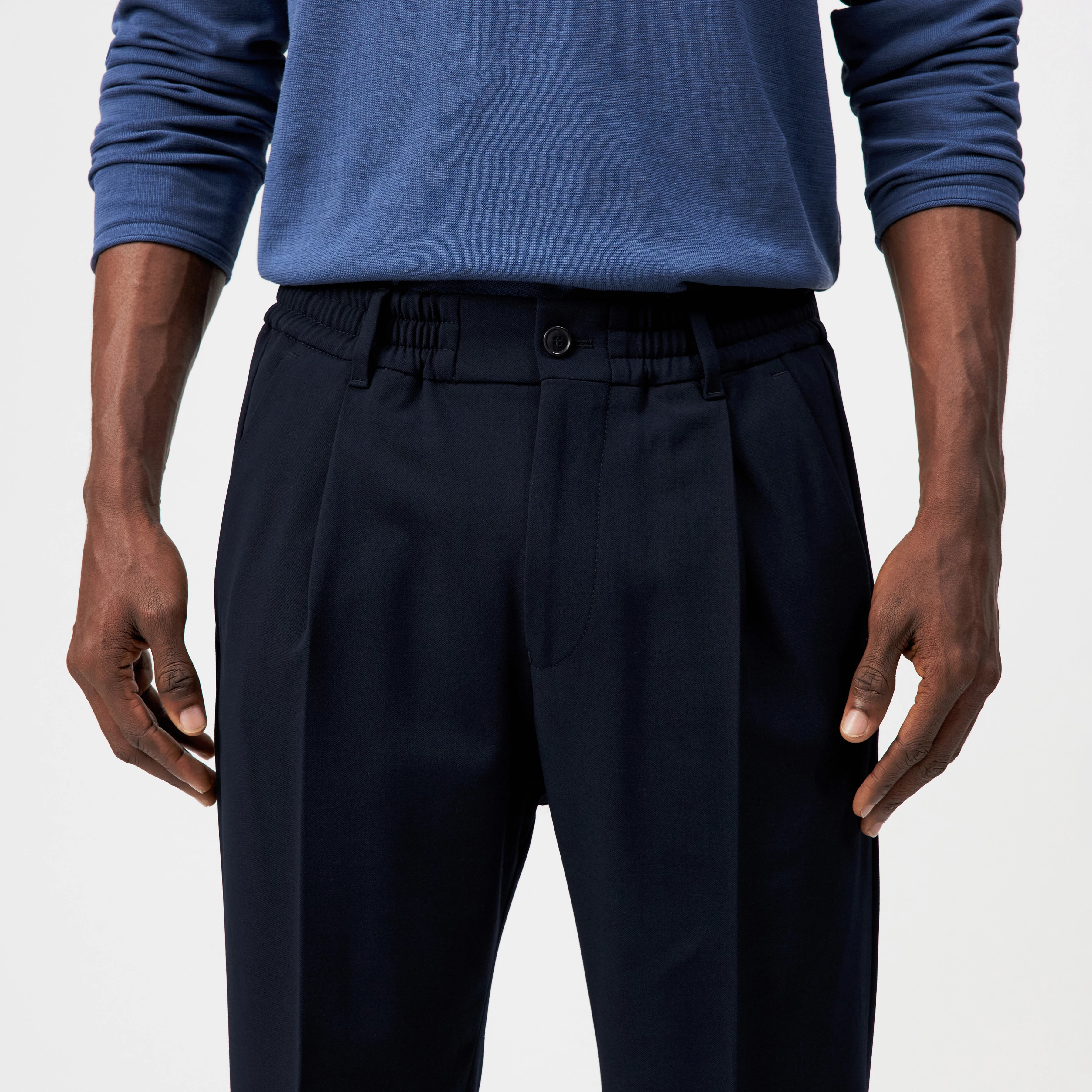 CHASY - Casual trousers with pleats in gabardine - men - blue - Detailansicht am Model