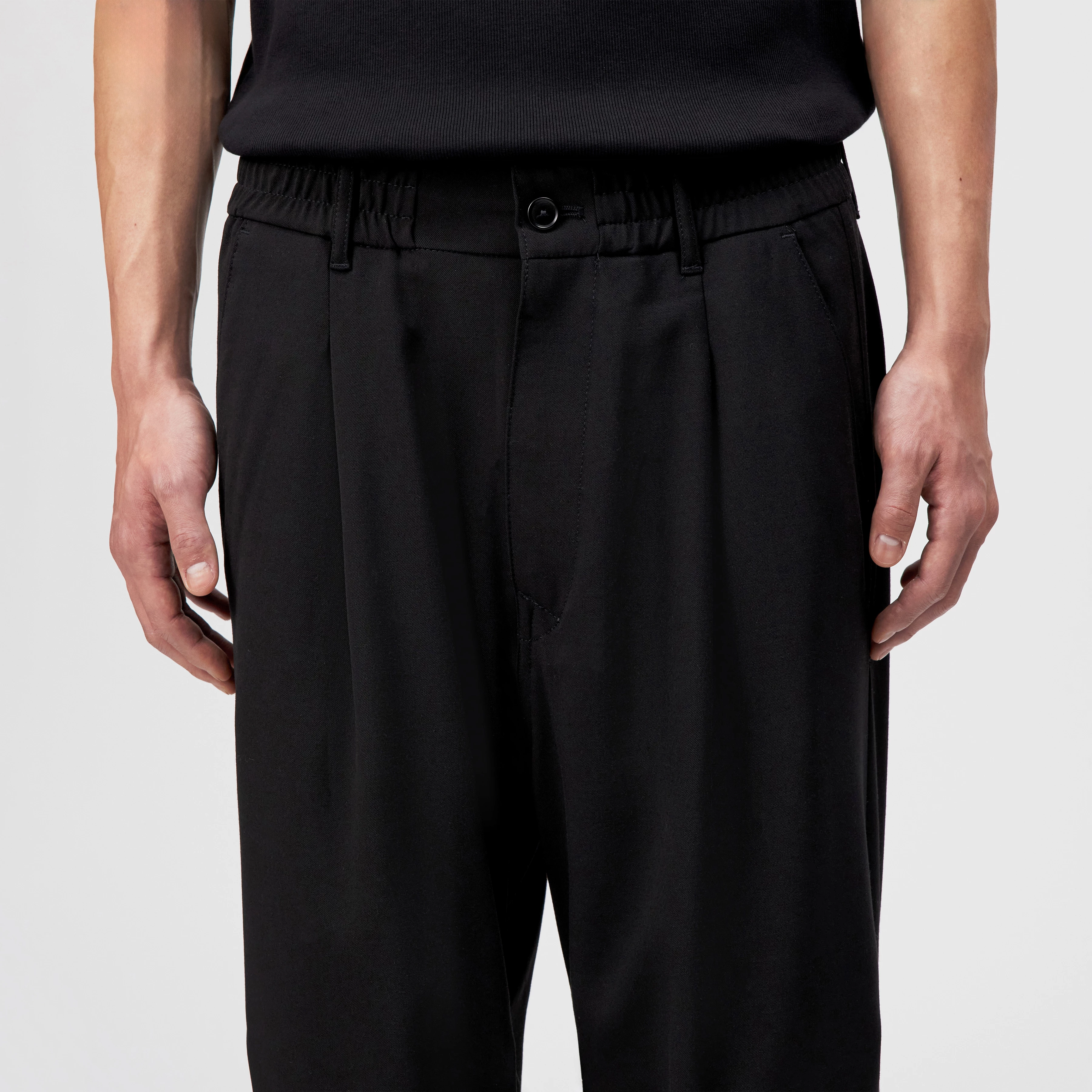 LIROG - Utility trousers in gabardine - men - Natural Aluminium - Detailansicht am Model