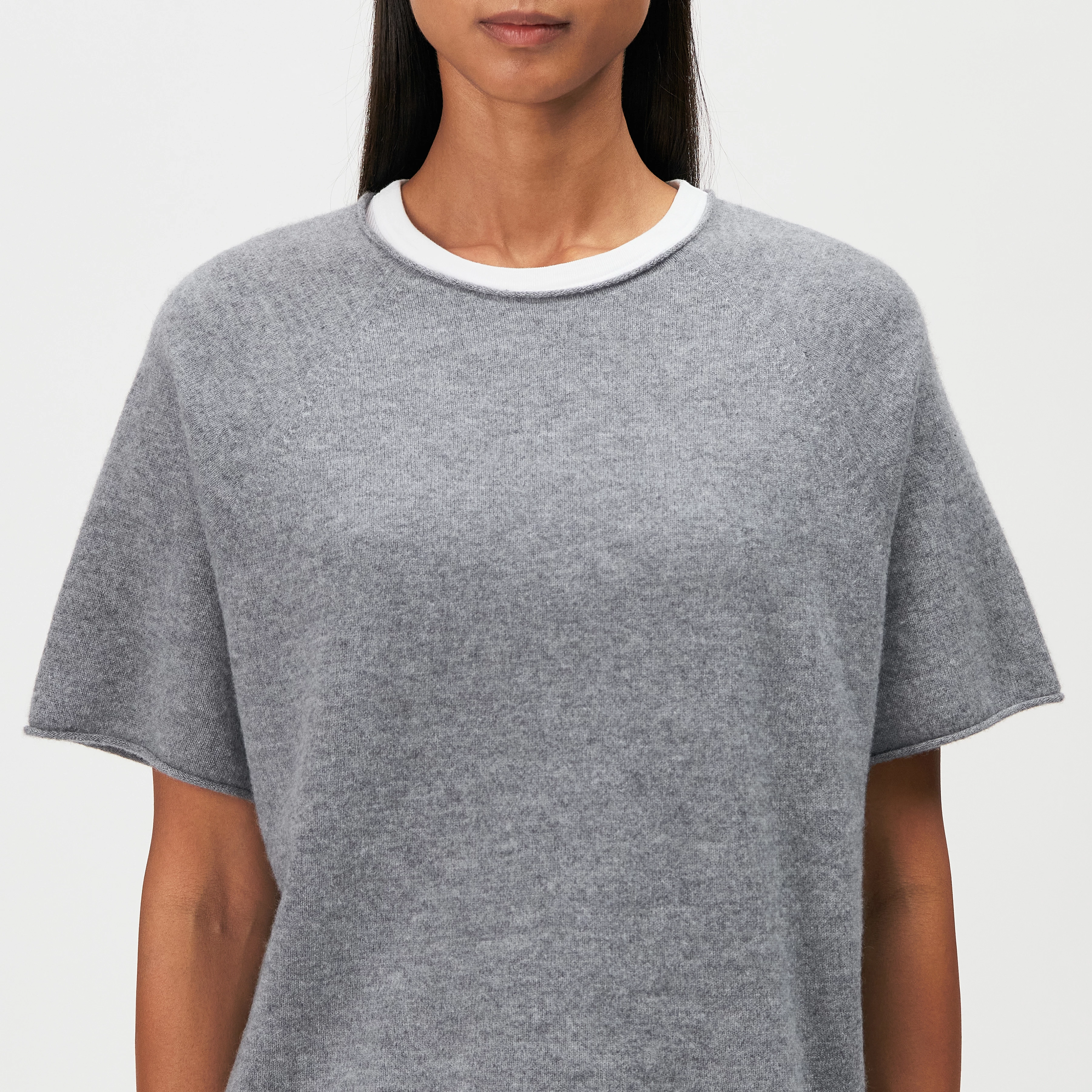 MOENY - Oversized pure cashmere knit T-shirt - women - grey - Detailansicht am Model
