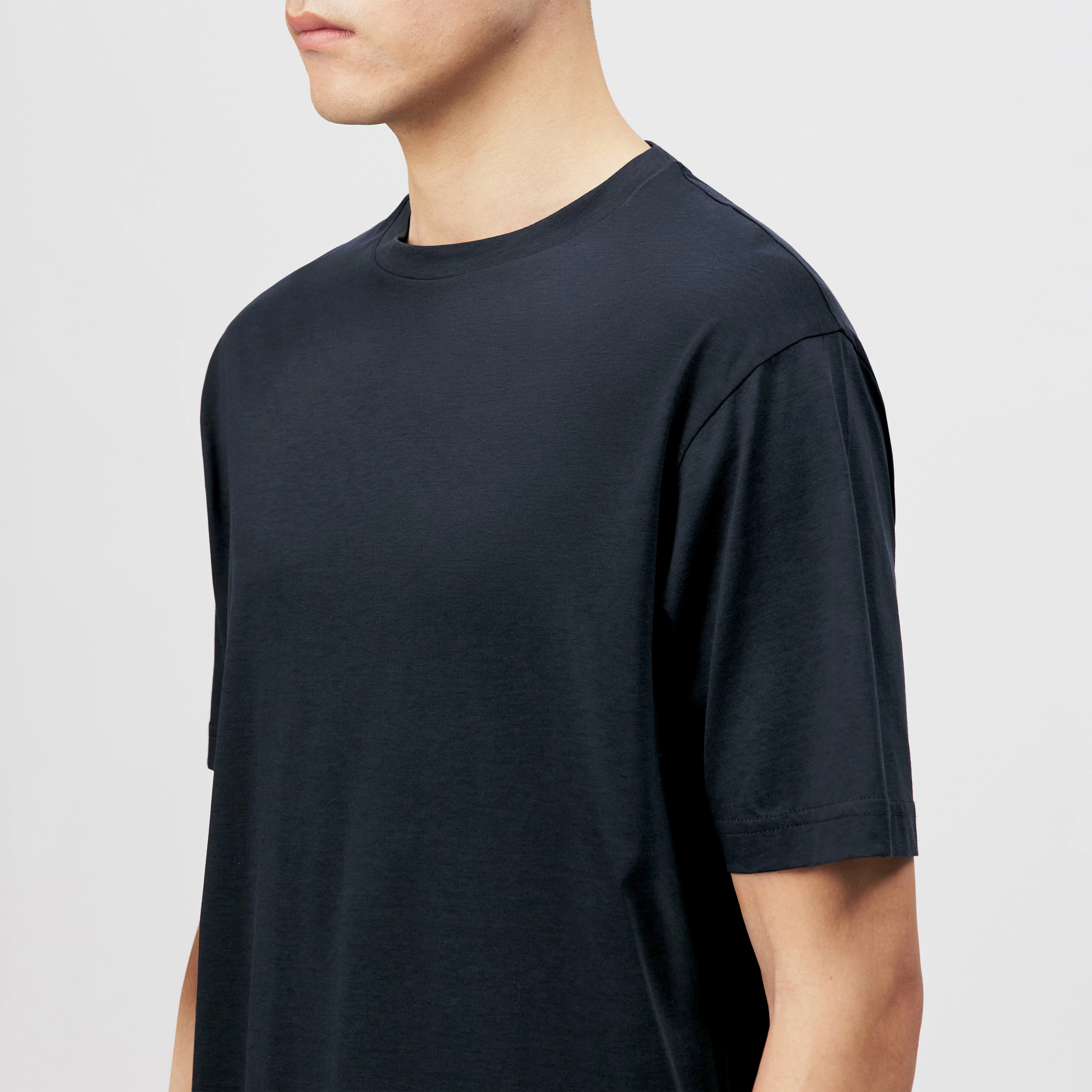 GILBERD - T-shirt in blended cotton modal - men - blue - Detailansicht am Model