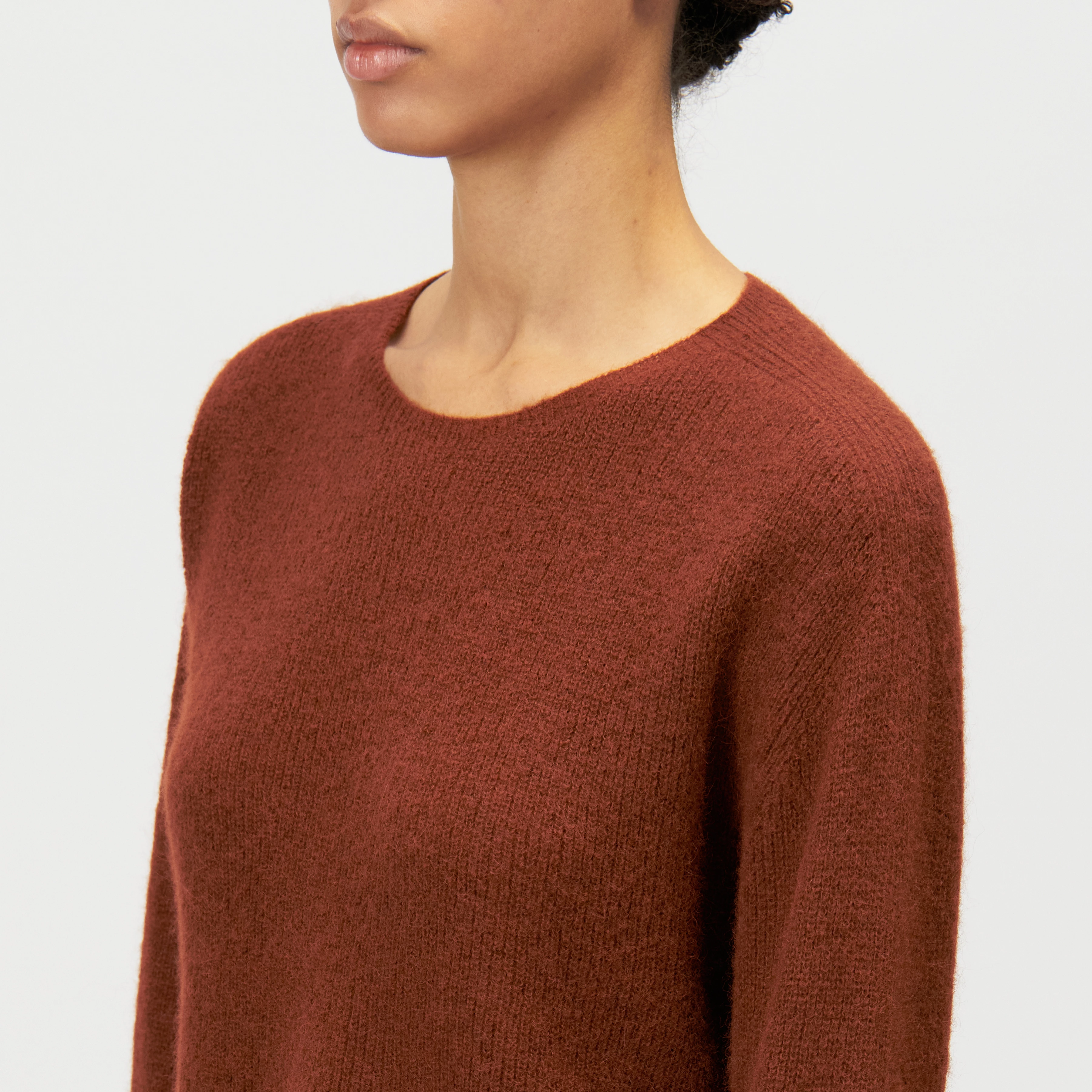 IMENY - Short Suri Alpaca blend jumper - women - brown - Detailansicht am Model