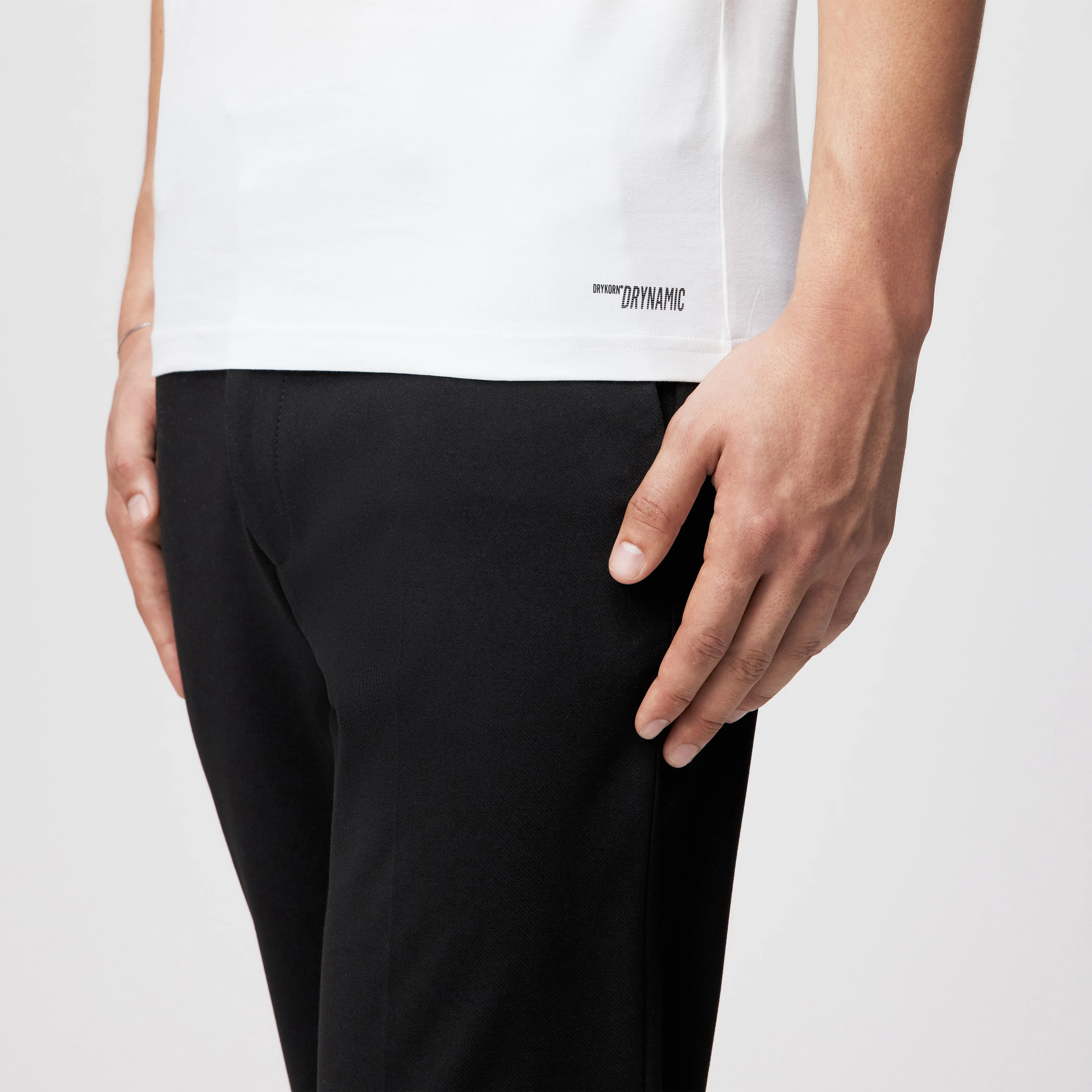 ANTON - Fitted T-Shirt in Baumwolle - Herren - weiß - Detailansicht am Model