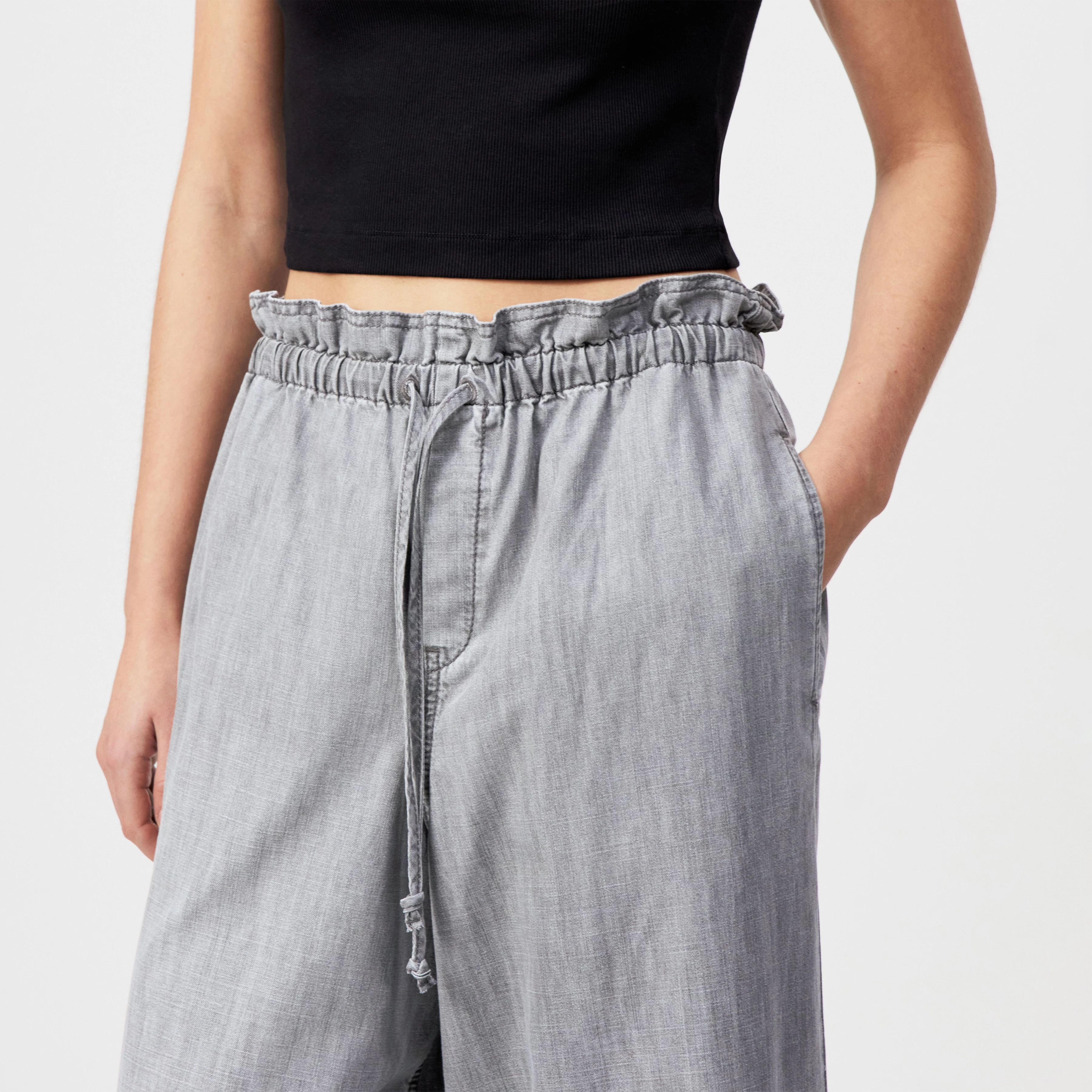 DWINDLE - Paperbag denim trousers in pure cotton - women - grey - Detailansicht am Model
