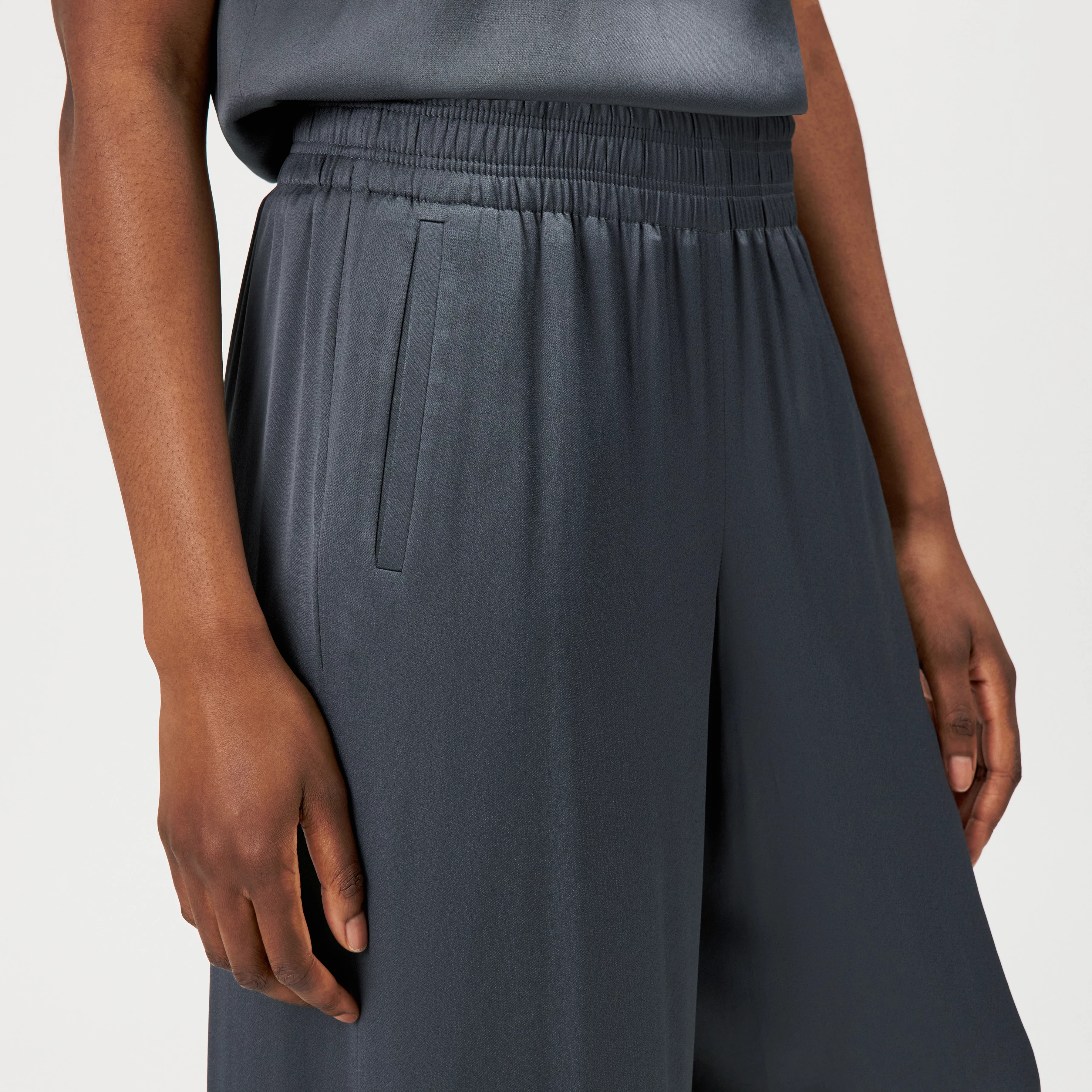CEILING - Pantalon large en satin fluide - women - gris - Detailansicht am Model