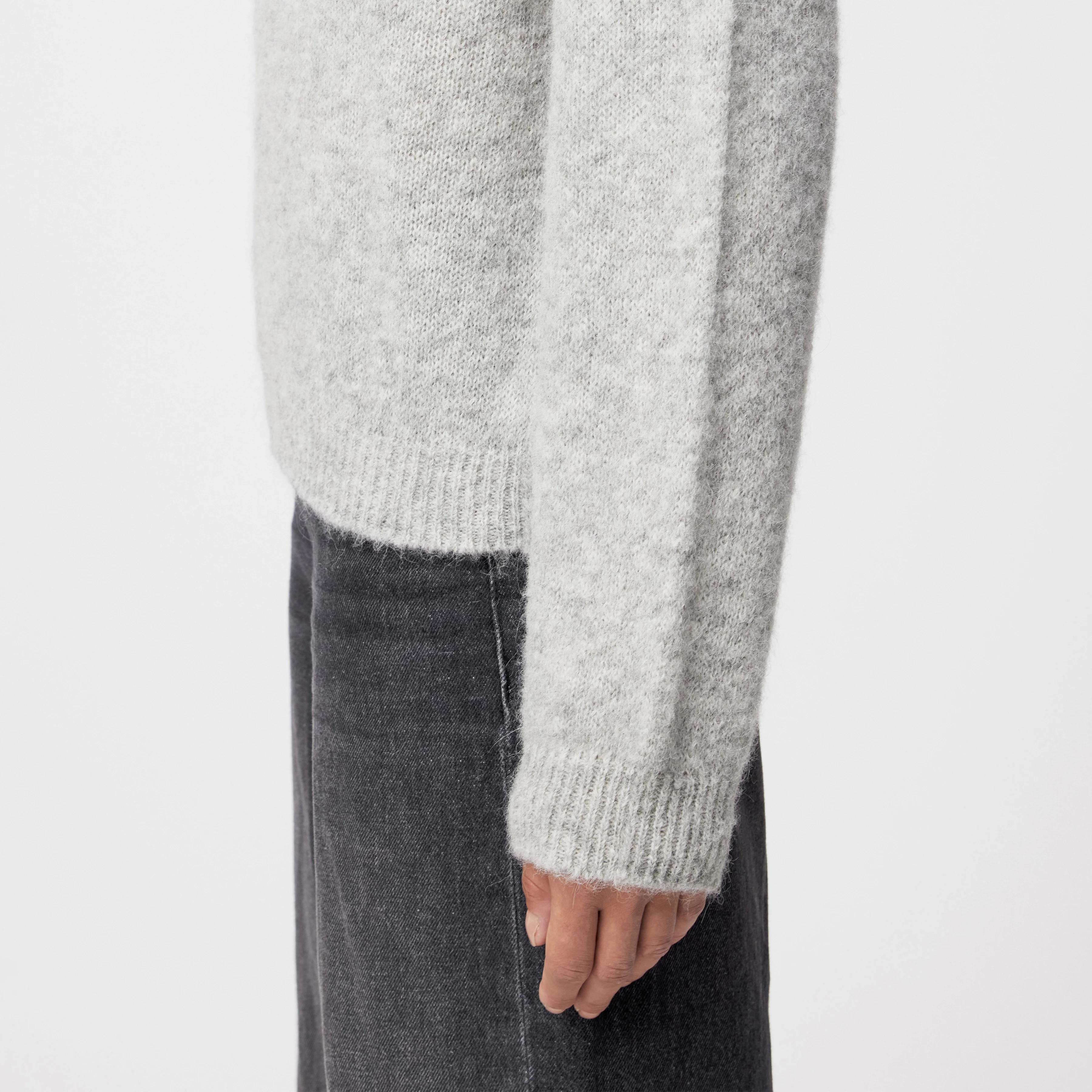 PEMIRI_2 - Pullover in luxuriösem Alpaka-Mix - Damen - grau - Detailansicht am Model