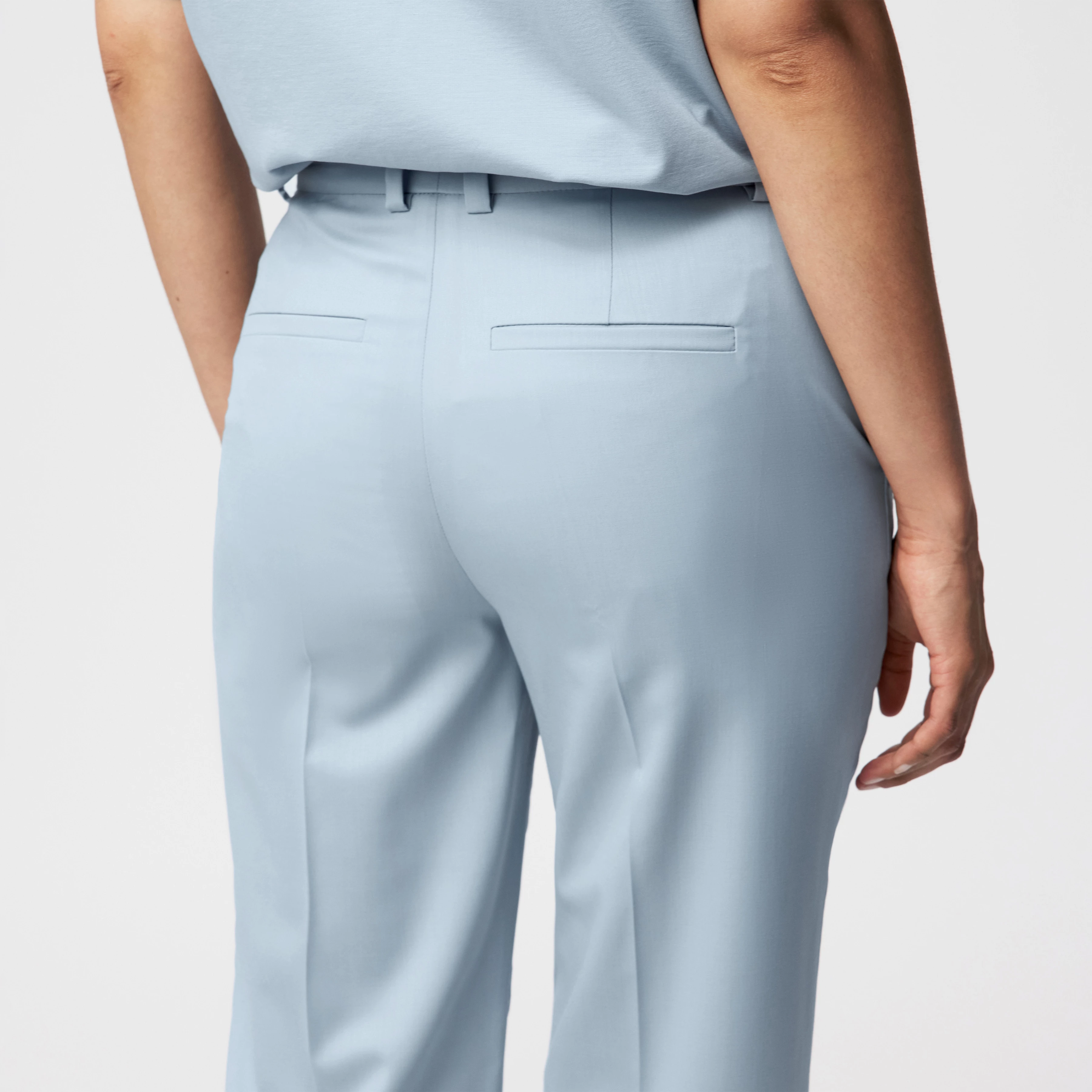 ARGUE - Hose mit Flared Leg in Twill - Damen - blau - Detailansicht am Model