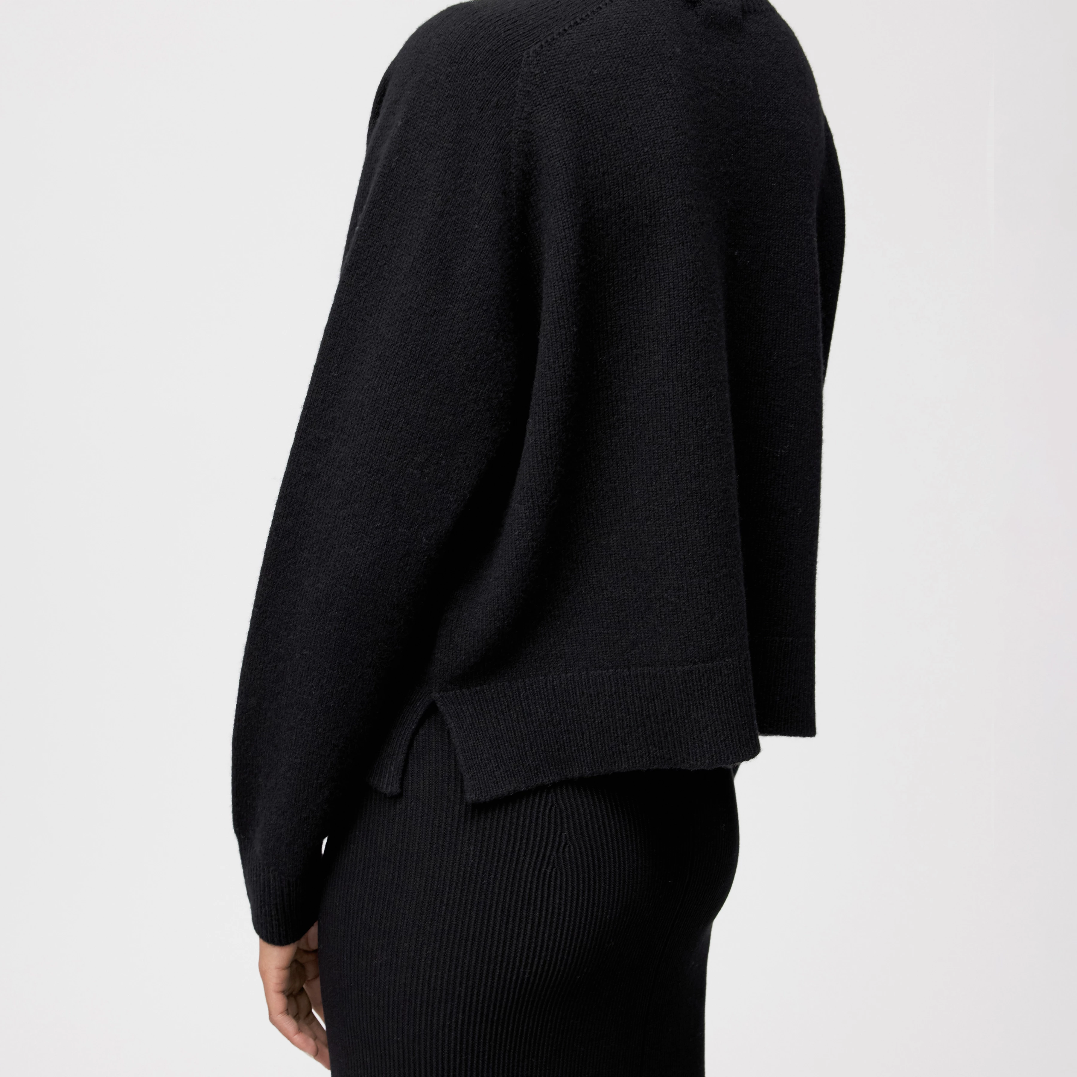 LYZIMA - Turtleneck jumper in virgin wool - women - Natural Aluminium - Detailansicht am Model