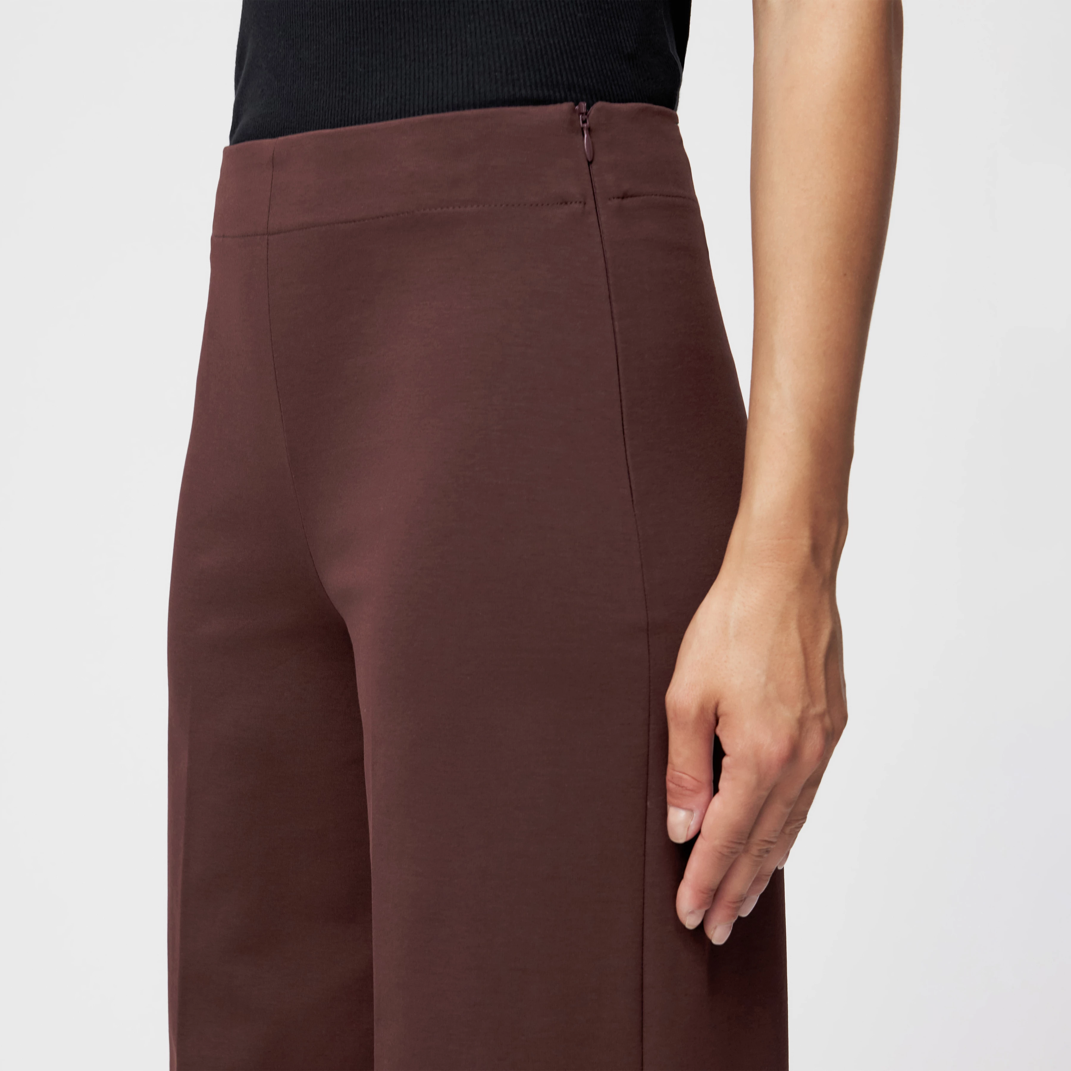 BEFORE - Marlenehose in Punto Milano Jersey - Damen - rot - Detailansicht am Model