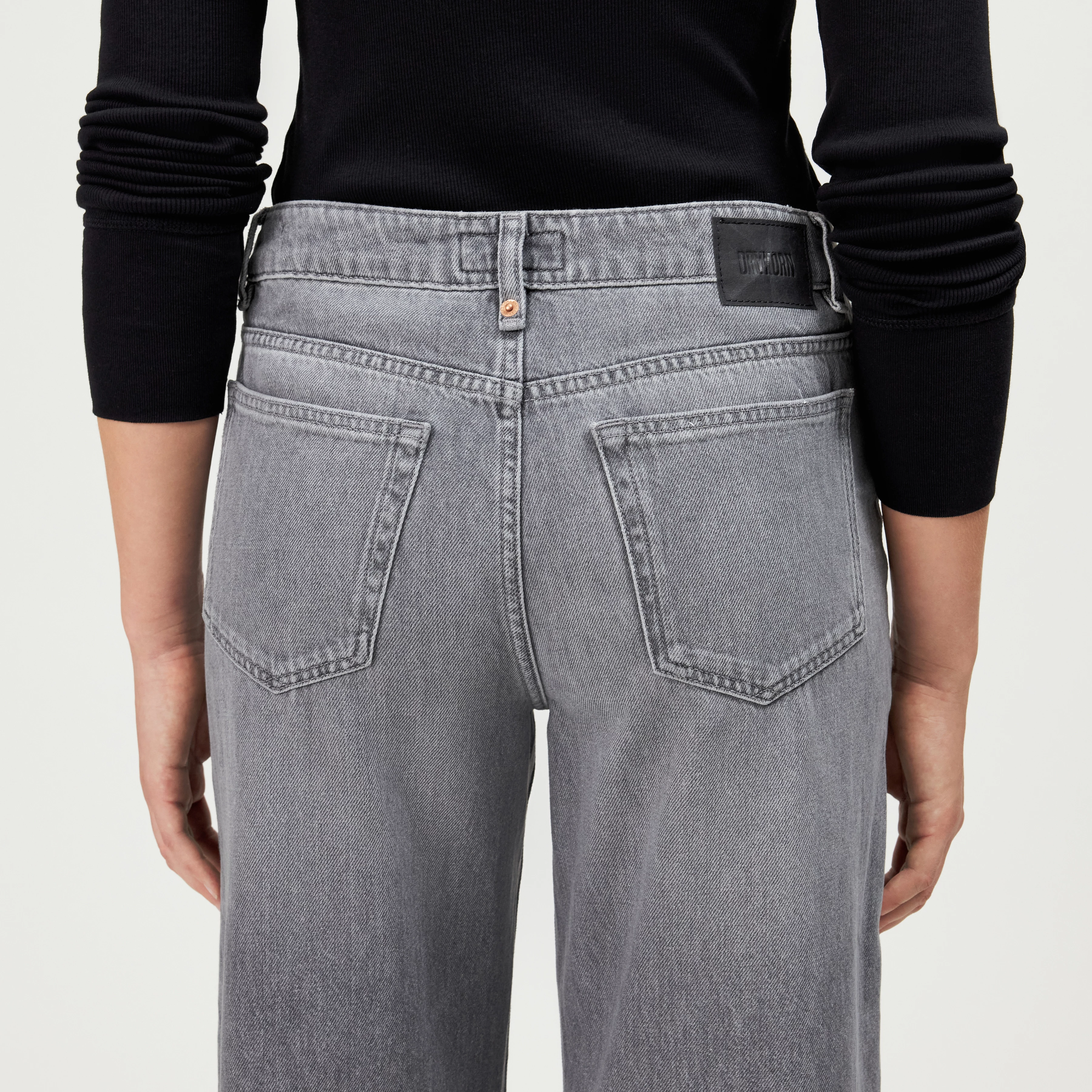 MEDLEY - Pure cotton mid-waist jeans. - women - grey - Detailansicht am Model