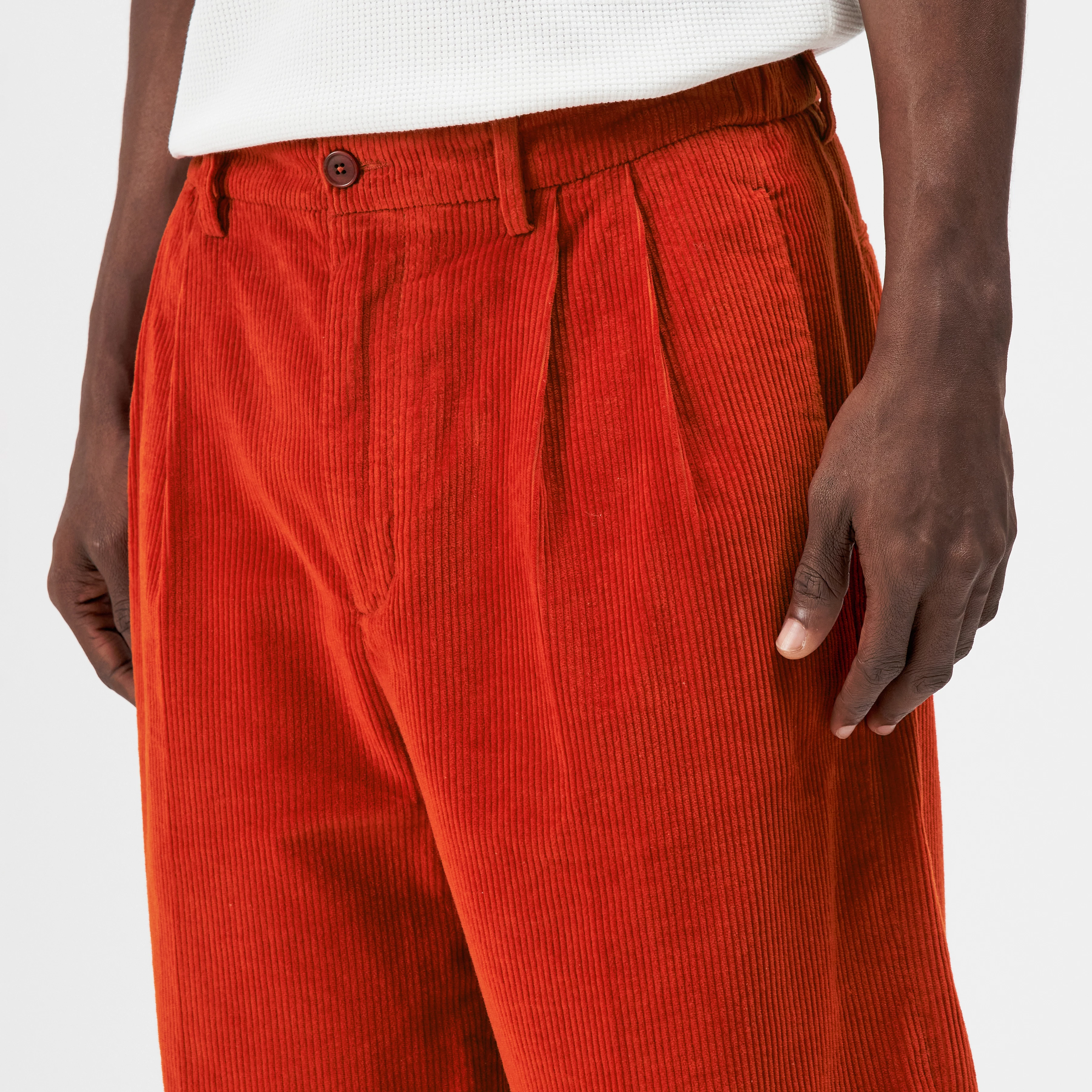 ROCABO - Bundfalten Short in Baumwoll-Cord - Herren - orange - Detailansicht am Model