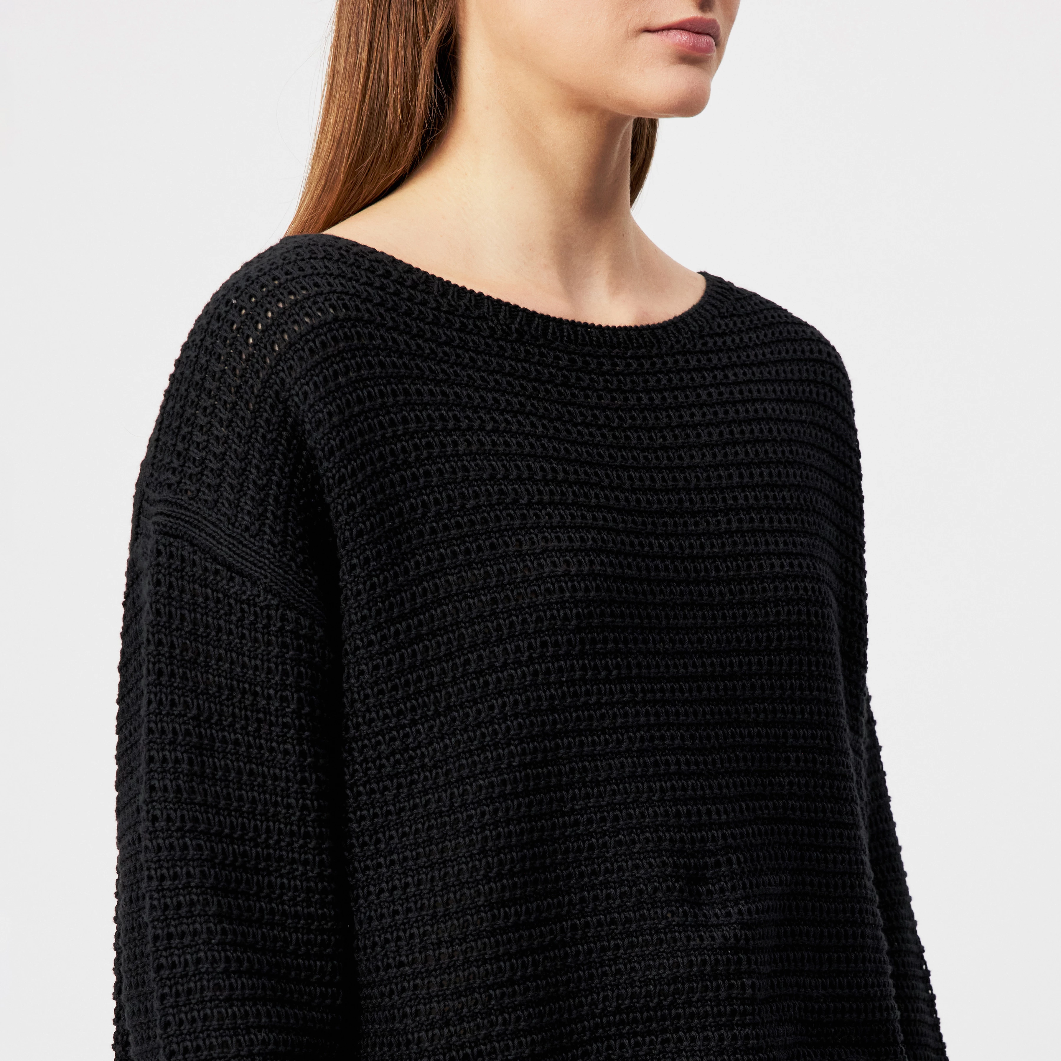 IMENIA_2 - Oversized Cropped Pullover in Grobstrick - Damen - schwarz - Detailansicht am Model