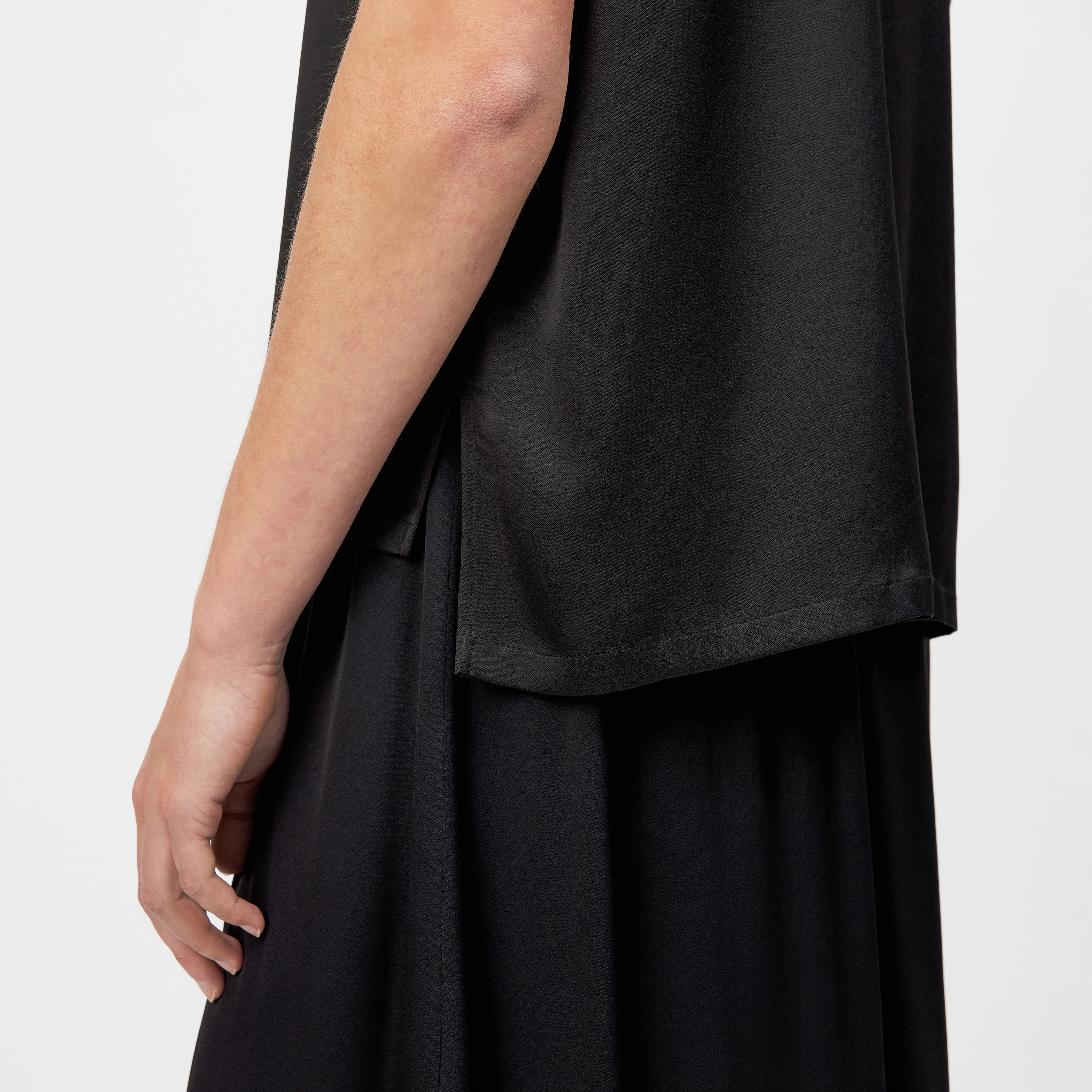 ALARIA_1 - Shirt-Bluse mit Stehkragen in Satin - Damen - schwarz - Detailansicht am Model