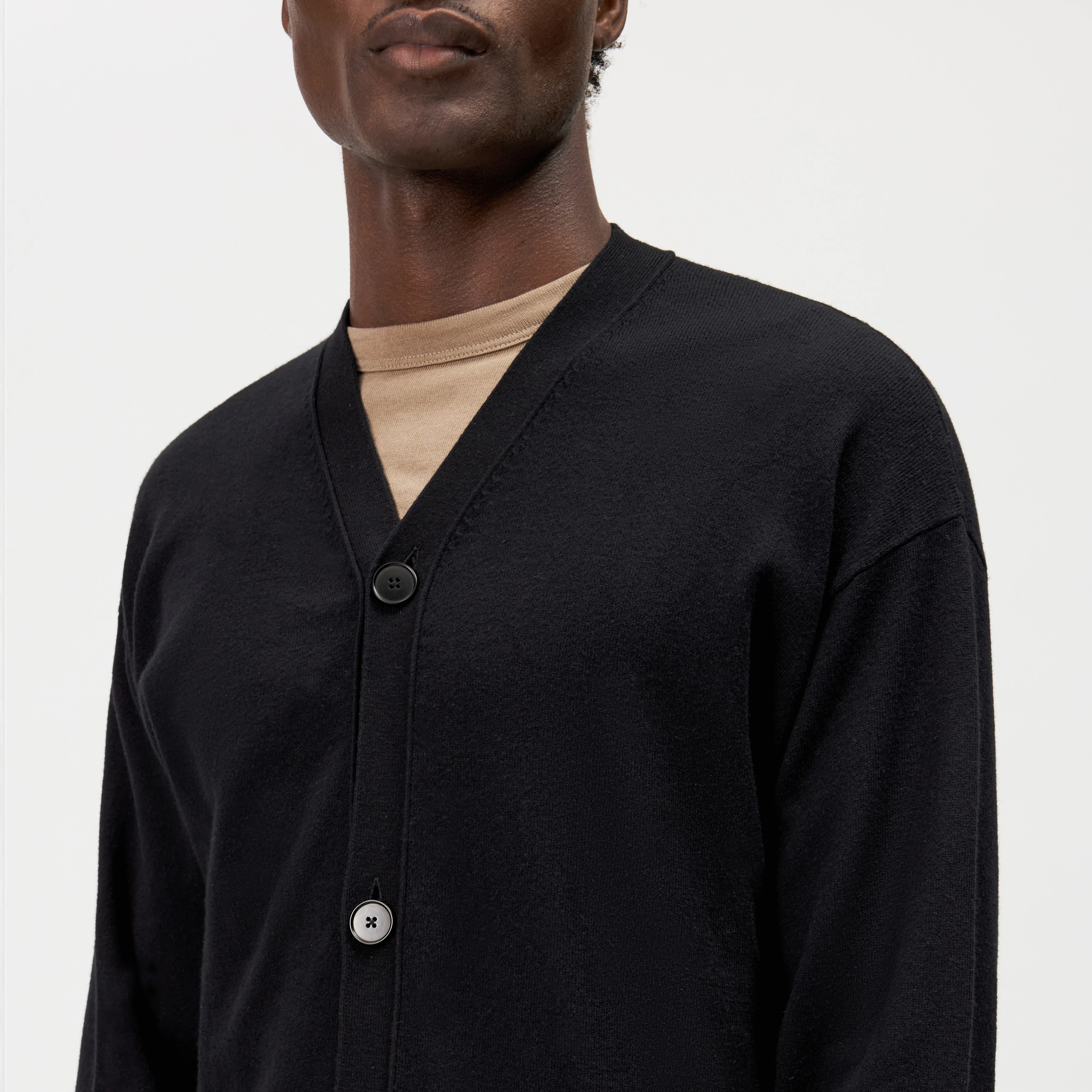 ELUAN - Fine knit cardigan - men - black - Detailansicht am Model