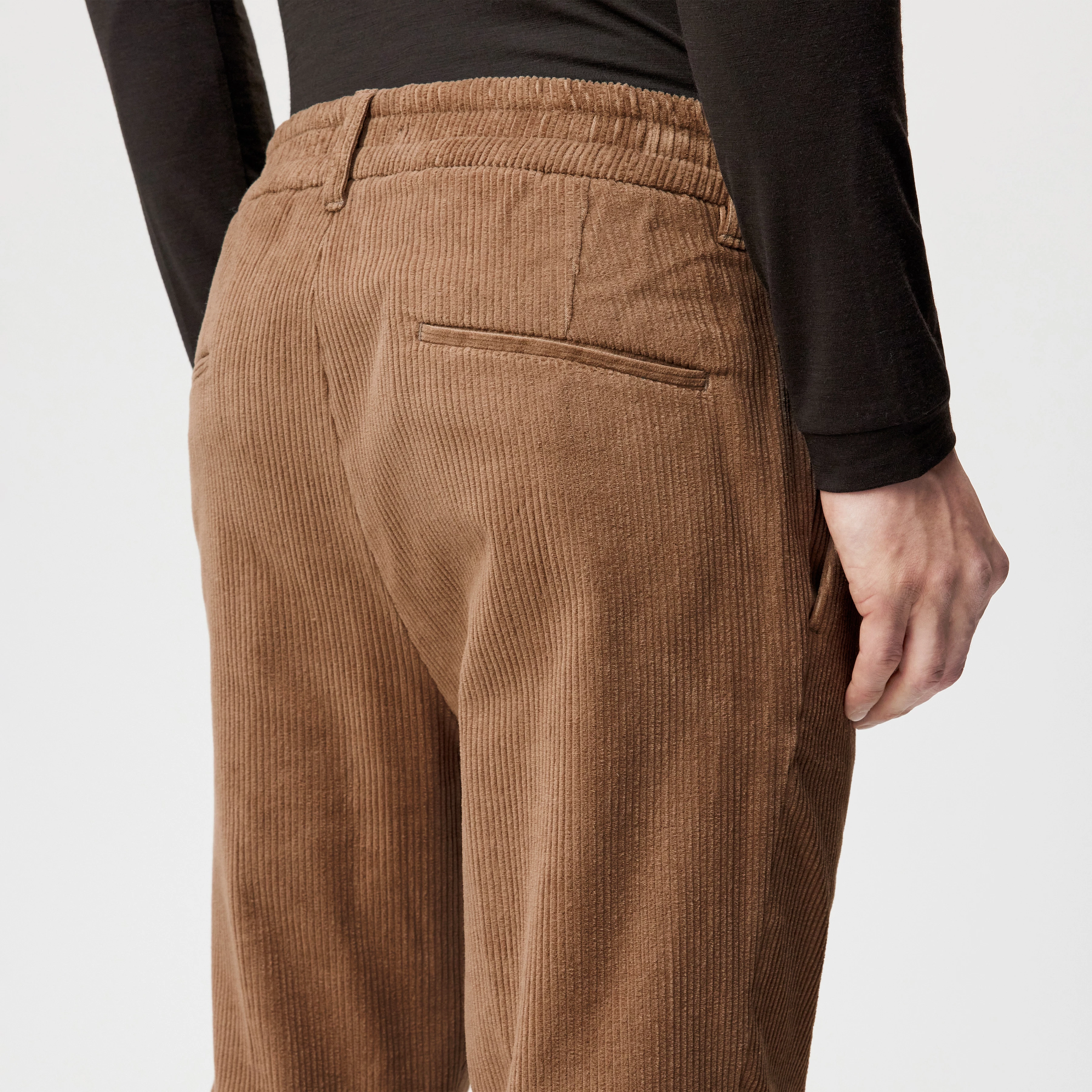 CHASY - Casual trousers with pleats in corduroy - men - brown - Detailansicht am Model