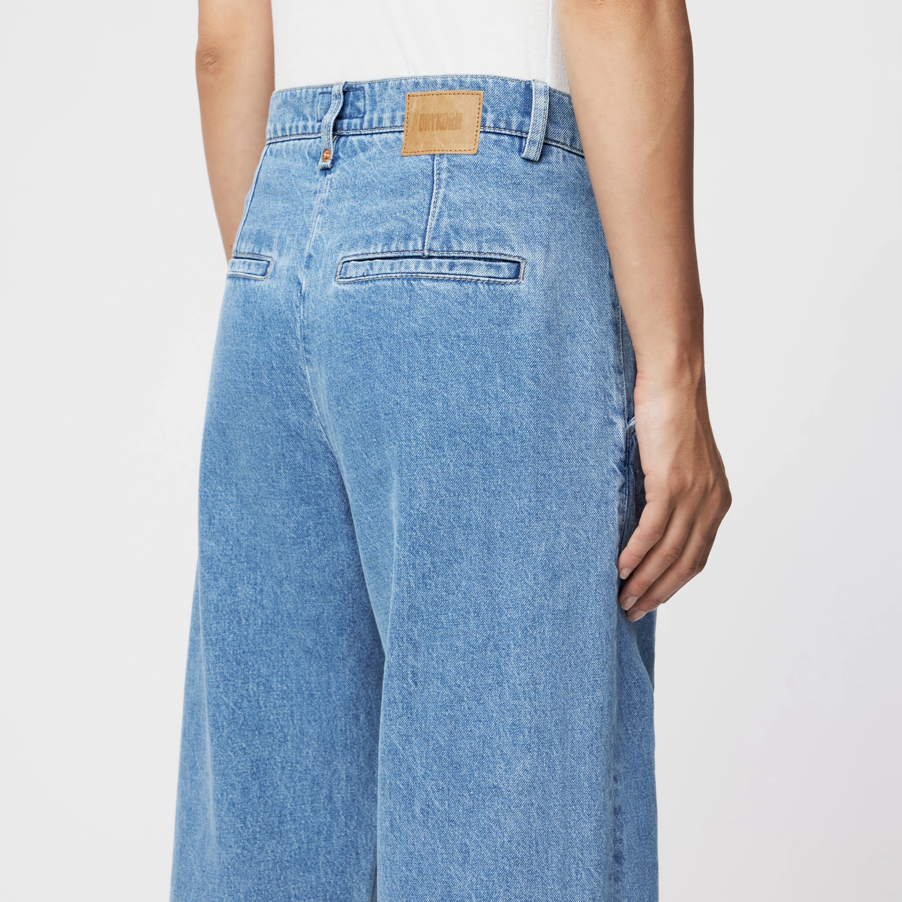 BEHANCE - 5-Pocket Hose mit Bundfalten in Light-Blue Denim - Damen - blau - Detailansicht am Model