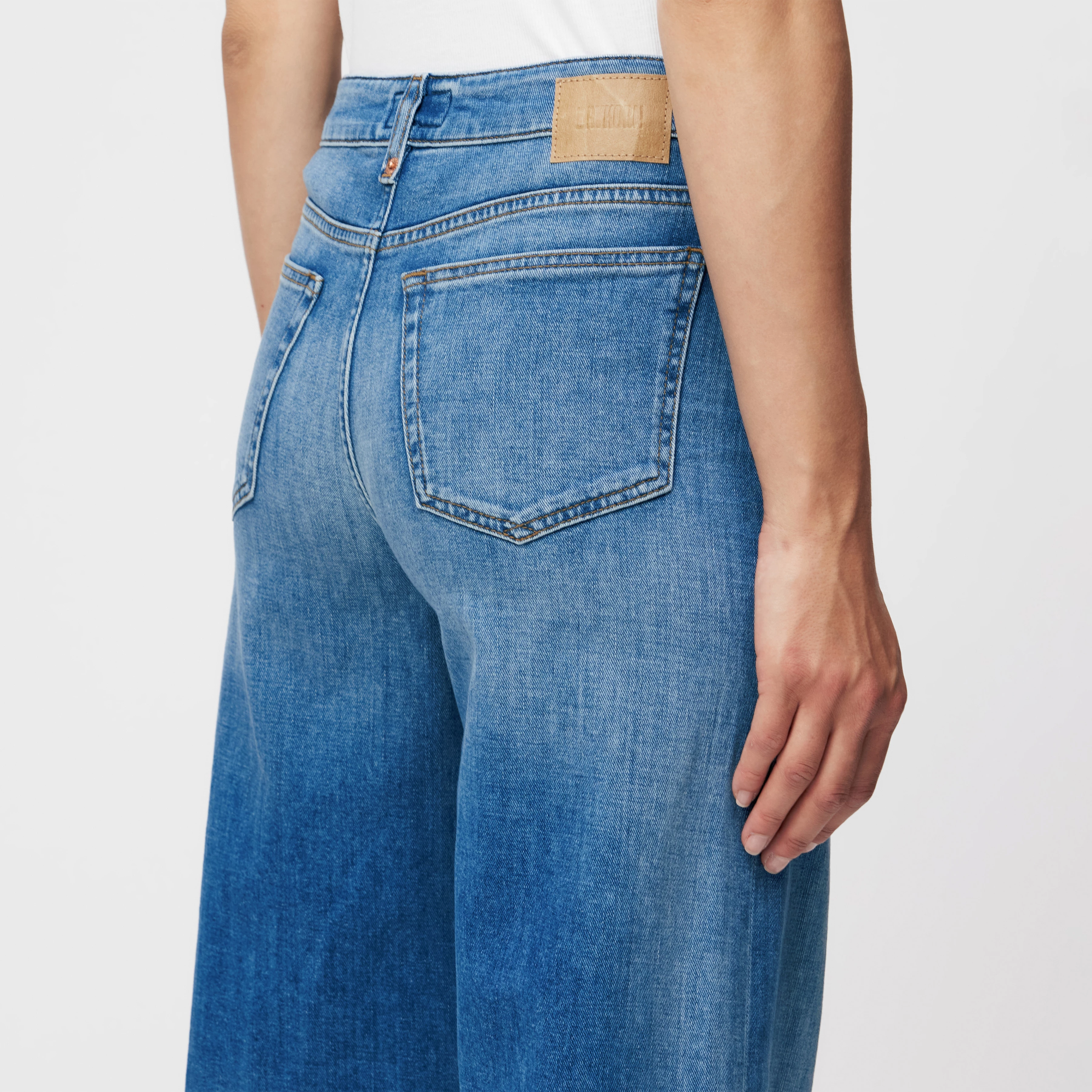 MEDLEY - Mid-waist jeans in mid-blauwe denim - dames - blauw - Detailansicht am Model